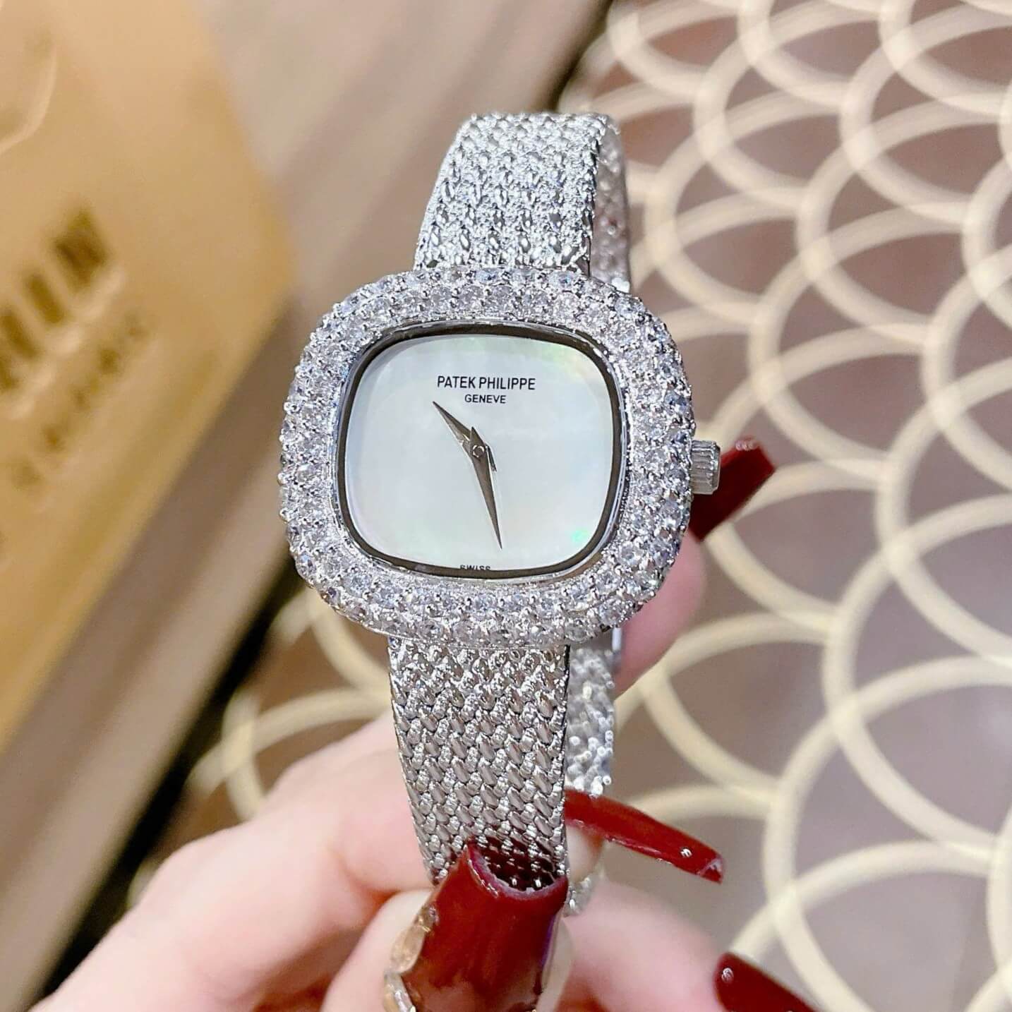 Đồng Hồ Patek Philippe Nữ Dây Mesh Bạc Đính Đá Size 32mm Mặt Xà Cừ