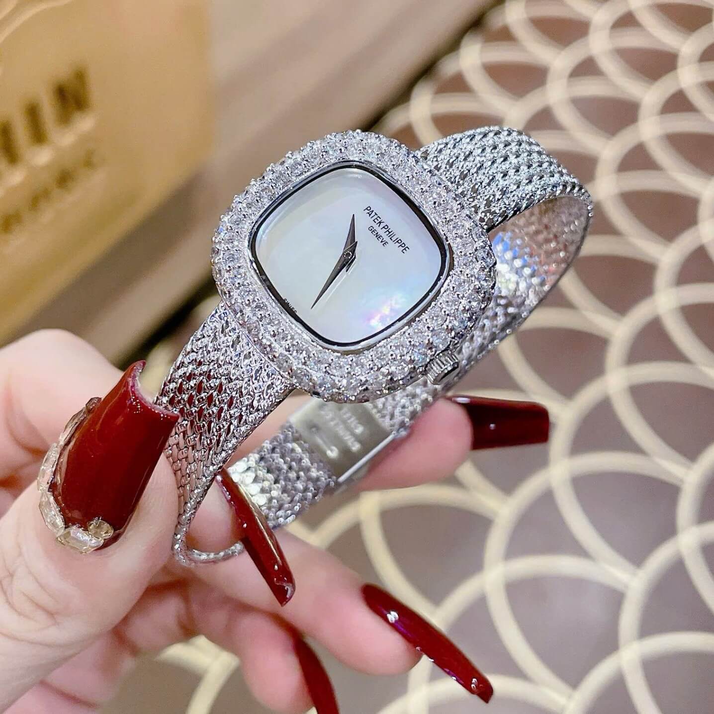 Đồng Hồ Patek Philippe Nữ Dây Mesh Bạc Đính Đá Size 32mm Mặt Xà Cừ