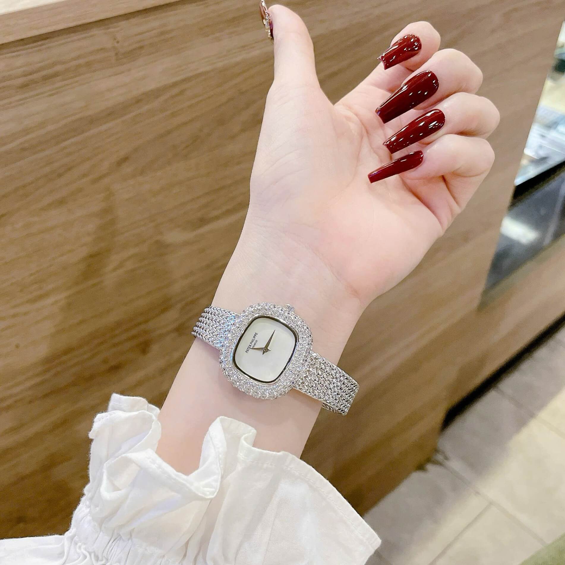 Đồng Hồ Patek Philippe Nữ Dây Mesh Bạc Đính Đá Size 32mm Mặt Xà Cừ