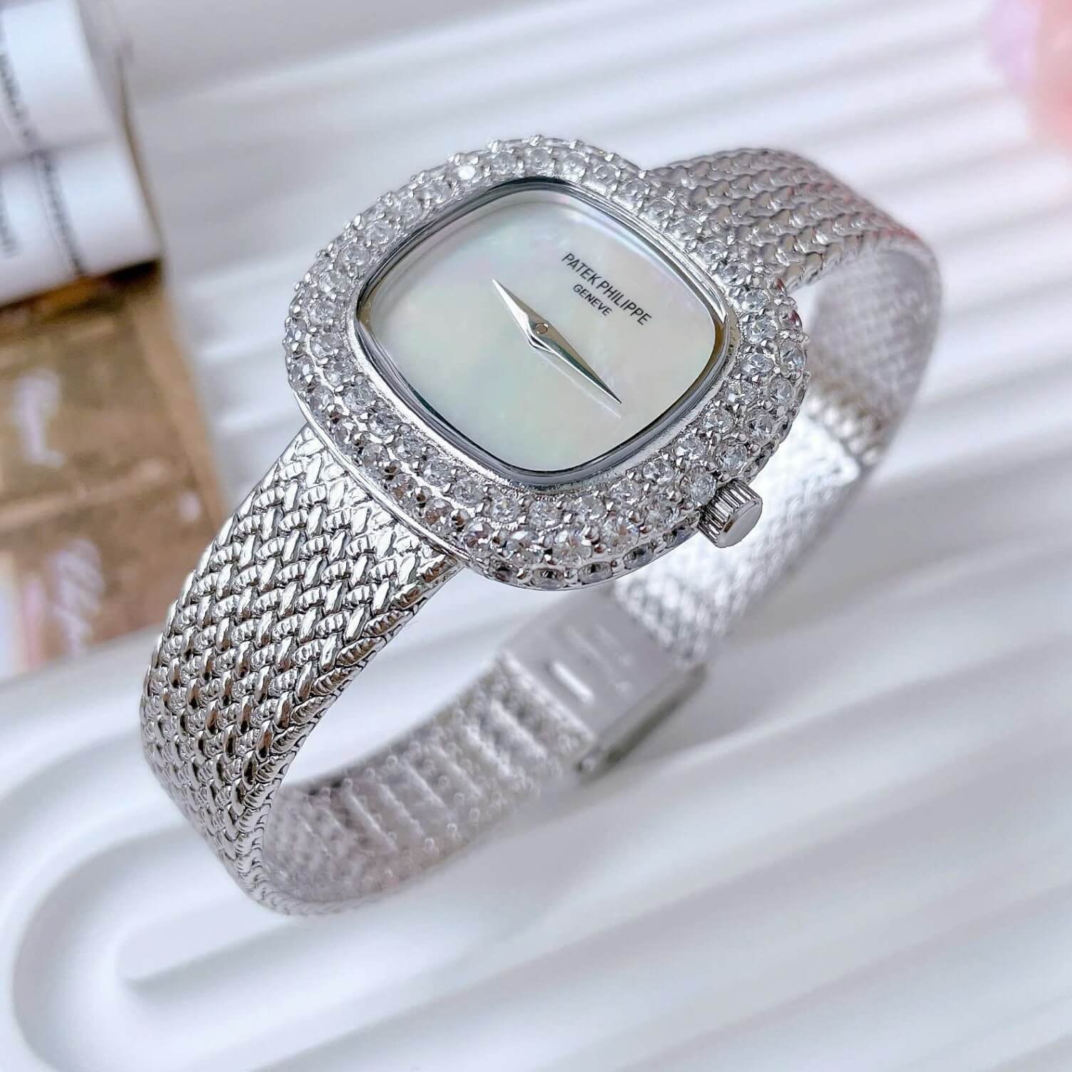 Đồng Hồ Patek Philippe Nữ Dây Mesh Bạc Đính Đá Size 32mm Mặt Xà Cừ