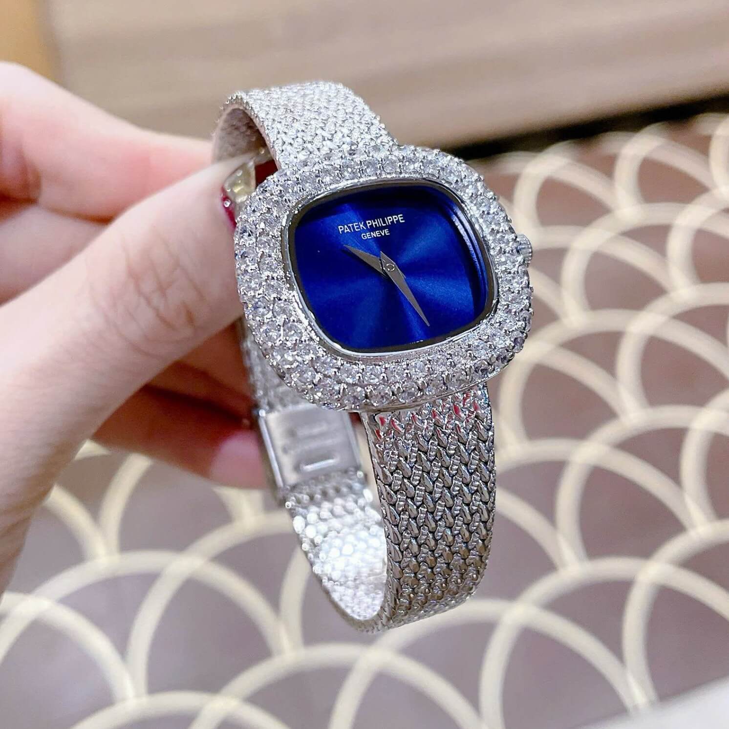Đồng Hồ Patek Philippe Nữ Dây Mesh Bạc Mặt Xanh Navy Đính Đá Size 32mm