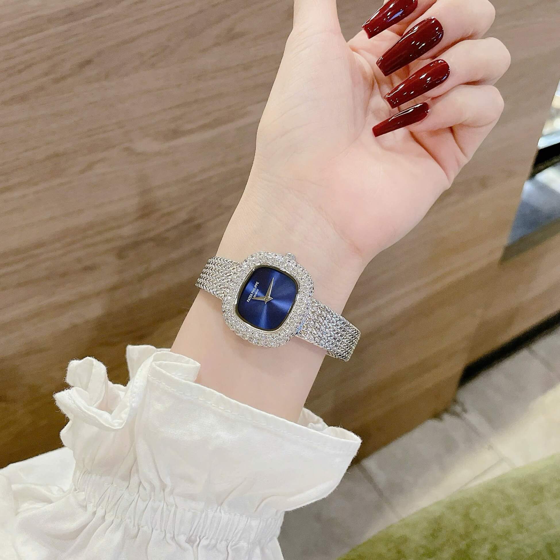 Đồng Hồ Patek Philippe Nữ Dây Mesh Bạc Mặt Xanh Navy Đính Đá Size 32mm