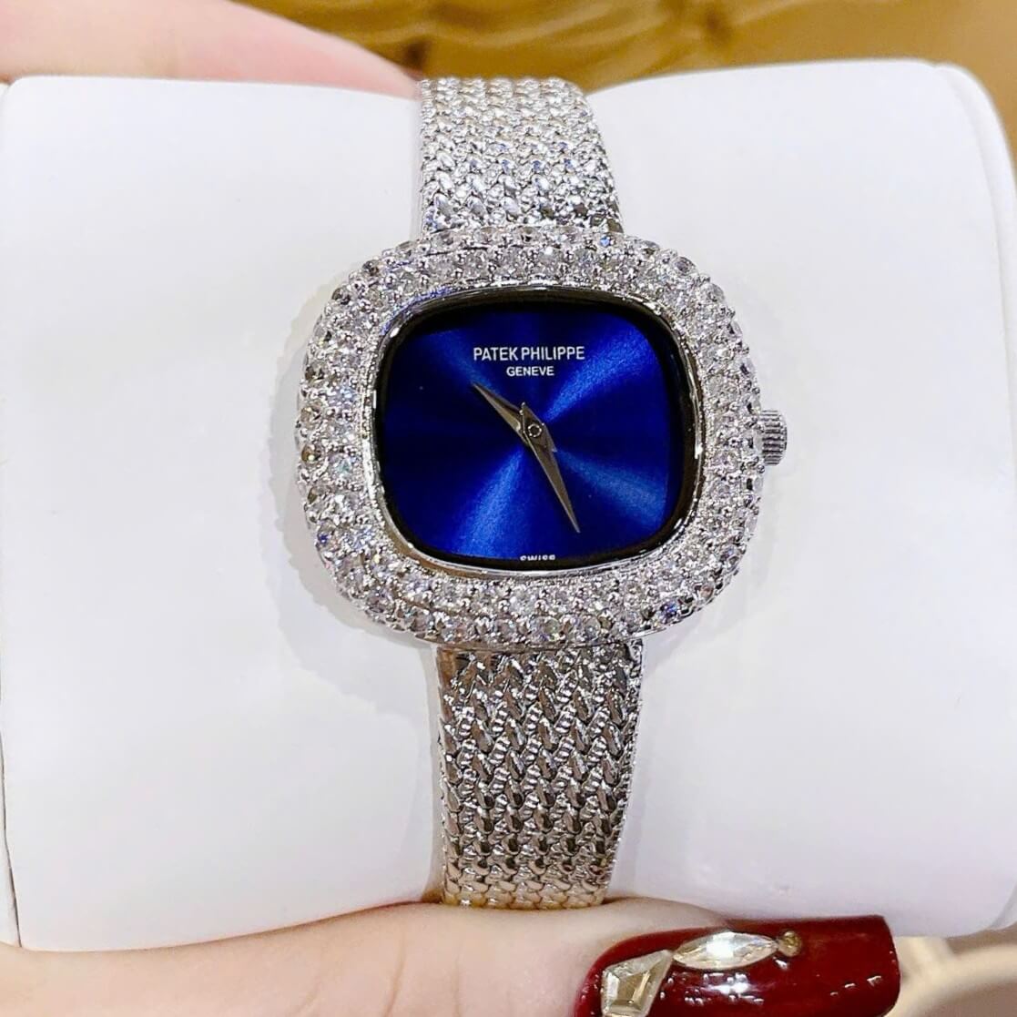 Đồng Hồ Patek Philippe Nữ Dây Mesh Bạc Mặt Xanh Navy Đính Đá Size 32mm