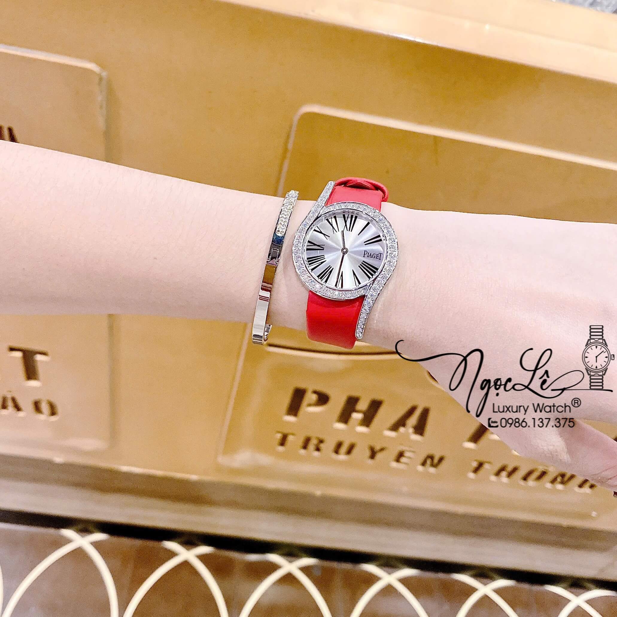 Đồng Hồ Piaget Nữ Dây Da Lụa Màu Đỏ Mặt Số La Mã Đính Đá Size 32mm
