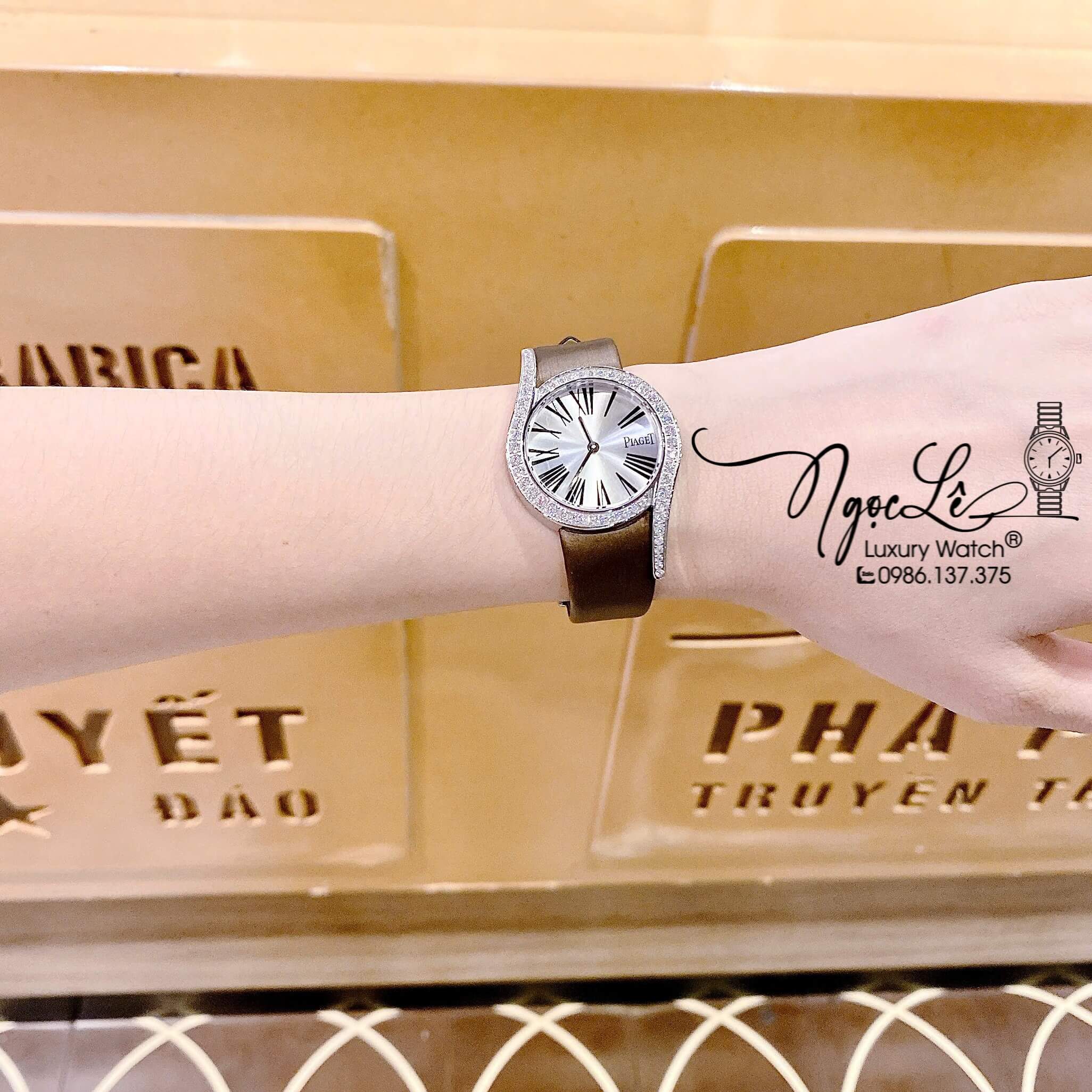 Đồng Hồ Piaget Nữ Dây Da Lụa Màu Nâu Mặt Số La Mã Đính Đá Size 32mm
