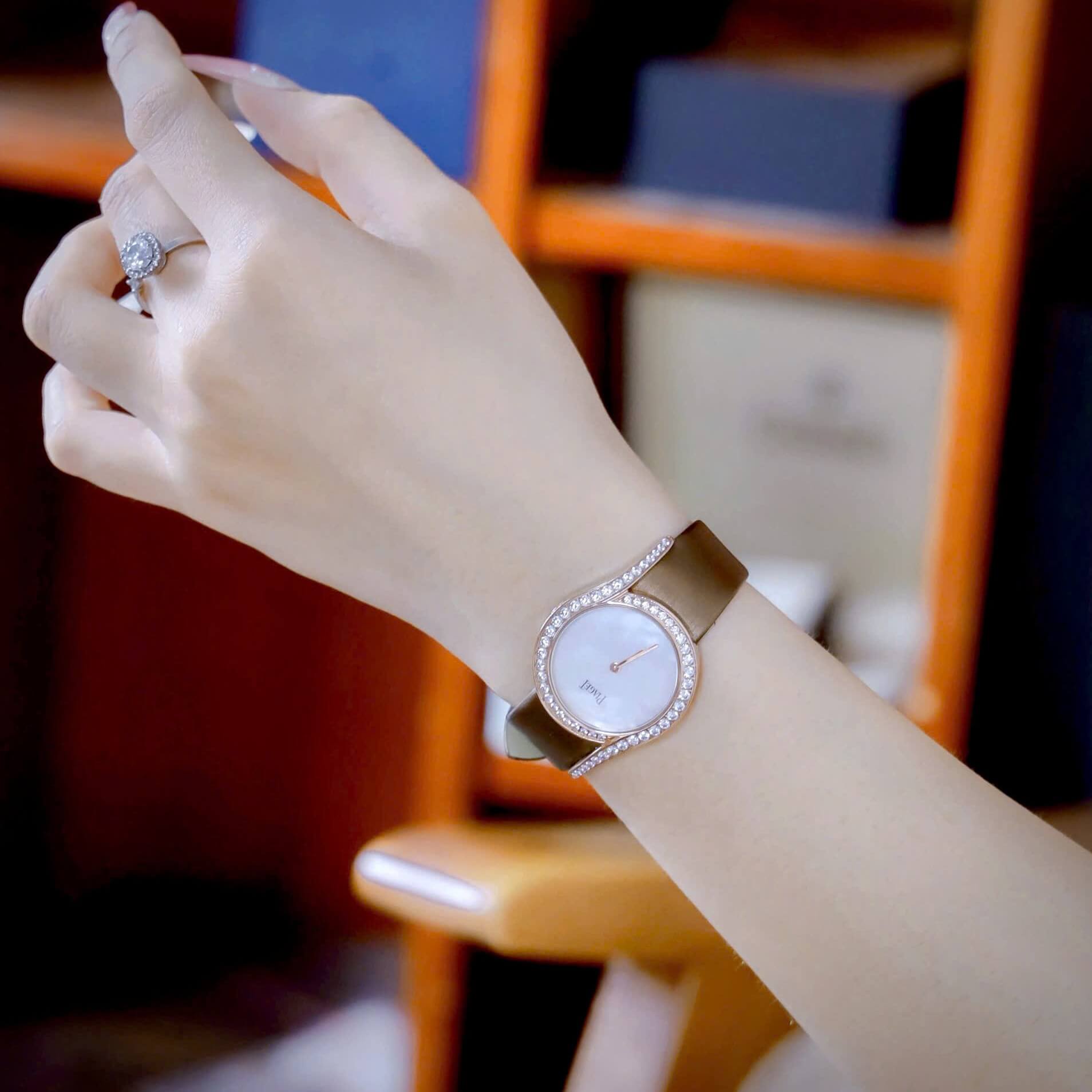 Đồng Hồ Piaget Nữ Dây Da Lụa Màu Nâu Mặt Trắng Xà Cừ Viền Đá Size 32mm - Vỏ Rose