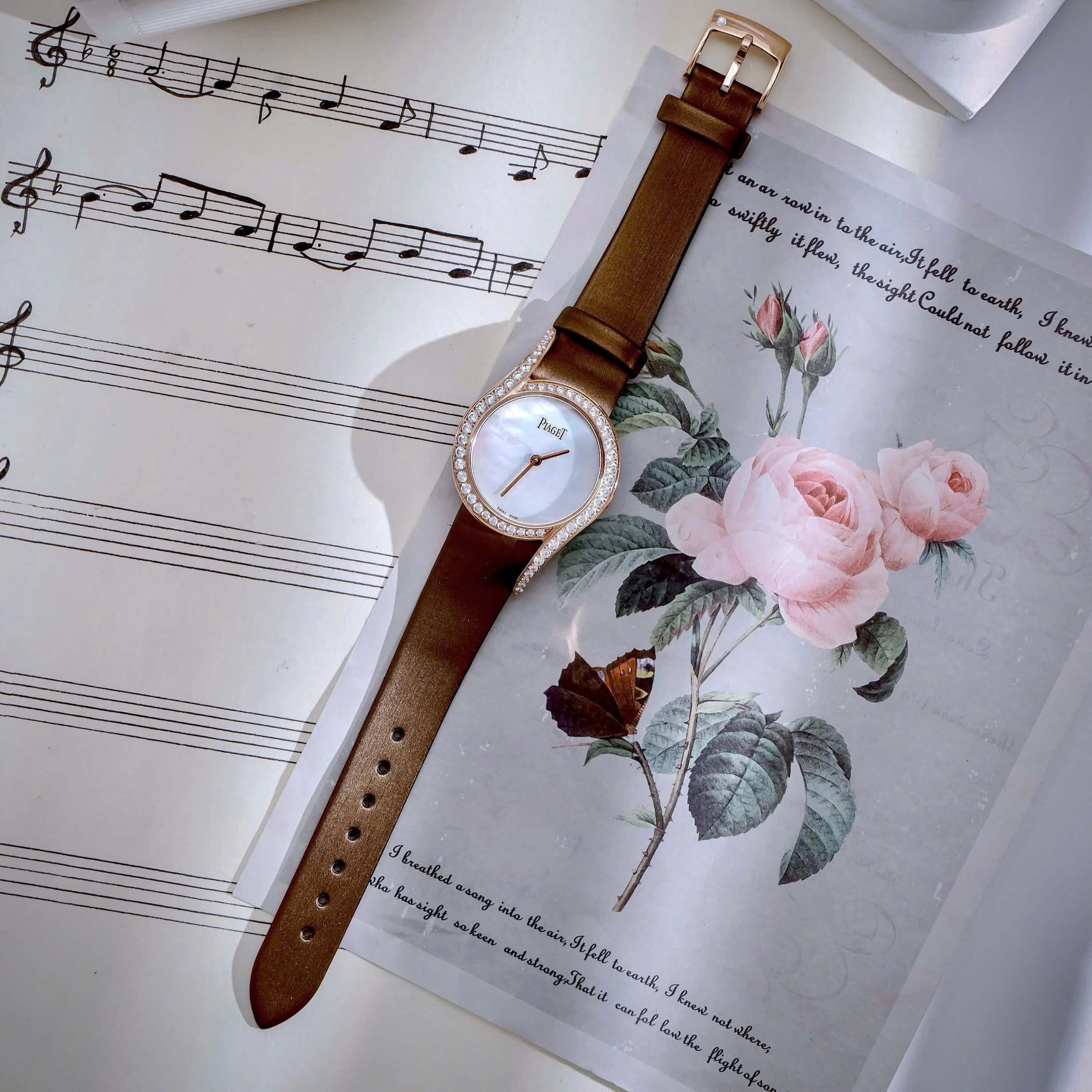 Đồng Hồ Piaget Nữ Dây Da Lụa Màu Nâu Mặt Trắng Xà Cừ Viền Đá Size 32mm - Vỏ Rose