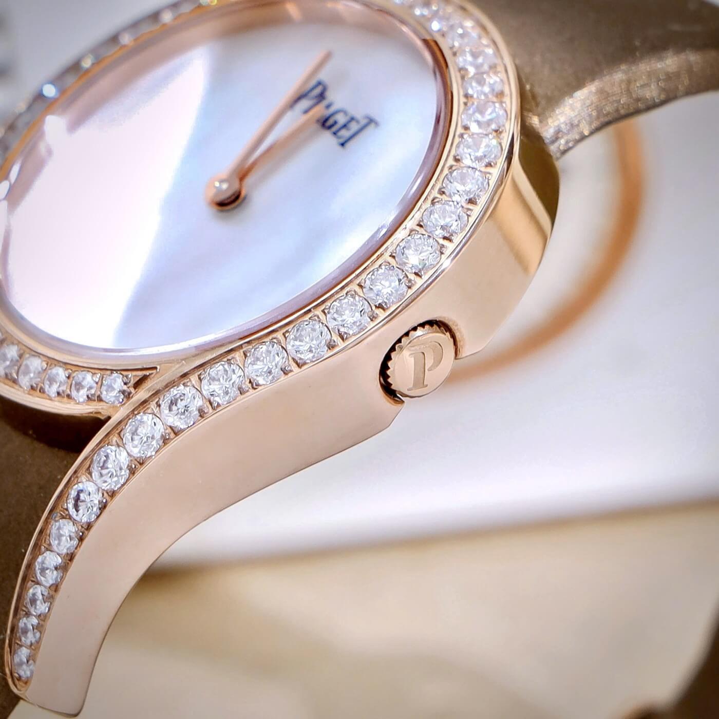 Đồng Hồ Piaget Nữ Dây Da Lụa Màu Nâu Mặt Trắng Xà Cừ Viền Đá Size 32mm - Vỏ Rose