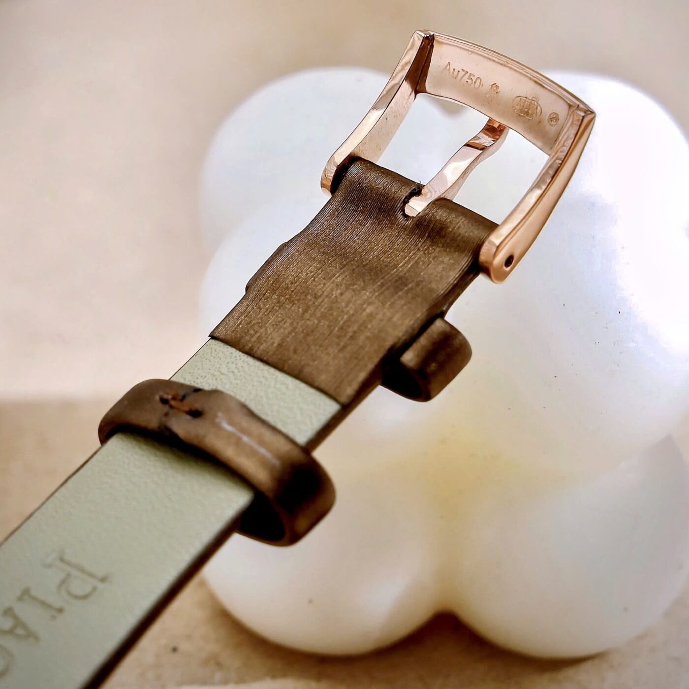 Đồng Hồ Piaget Nữ Dây Da Lụa Màu Nâu Mặt Trắng Xà Cừ Viền Đá Size 32mm - Vỏ Rose