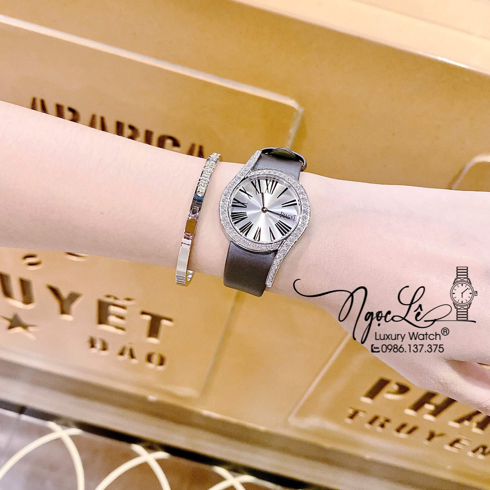Đồng Hồ Piaget Nữ Dây Da Lụa Màu Xám Grey Mặt Số La Mã Đính Đá Size 32mm