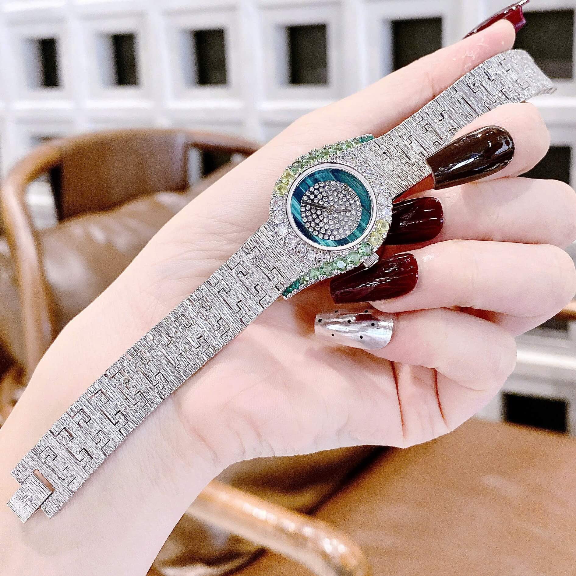 Đồng Hồ Piaget Nữ Dây Kim Loại Mesh Silver Viền Đá Xanh Ngọc Size 26mm - Máy Pin