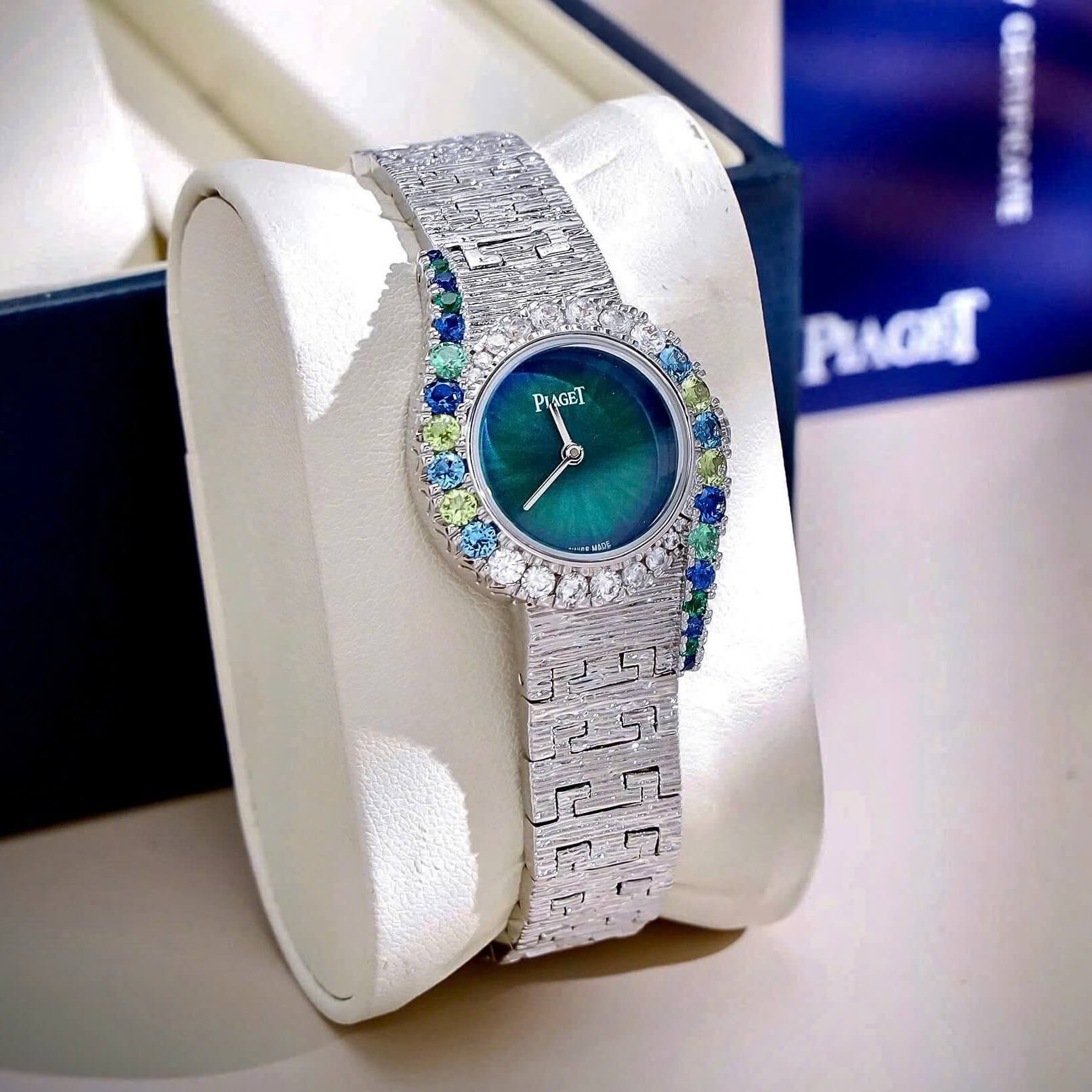 Đồng Hồ Piaget Nữ Dây Mesh Silver Mặt Xanh Ombre Viền Đá Xanh Size 26mm - Máy Pin
