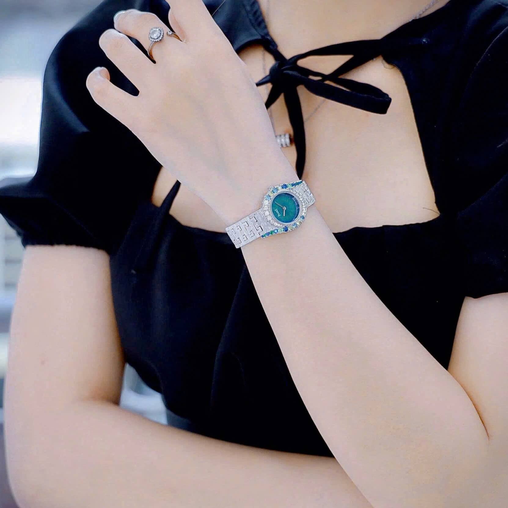 Đồng Hồ Piaget Nữ Dây Mesh Silver Mặt Xanh Ombre Viền Đá Xanh Size 26mm - Máy Pin