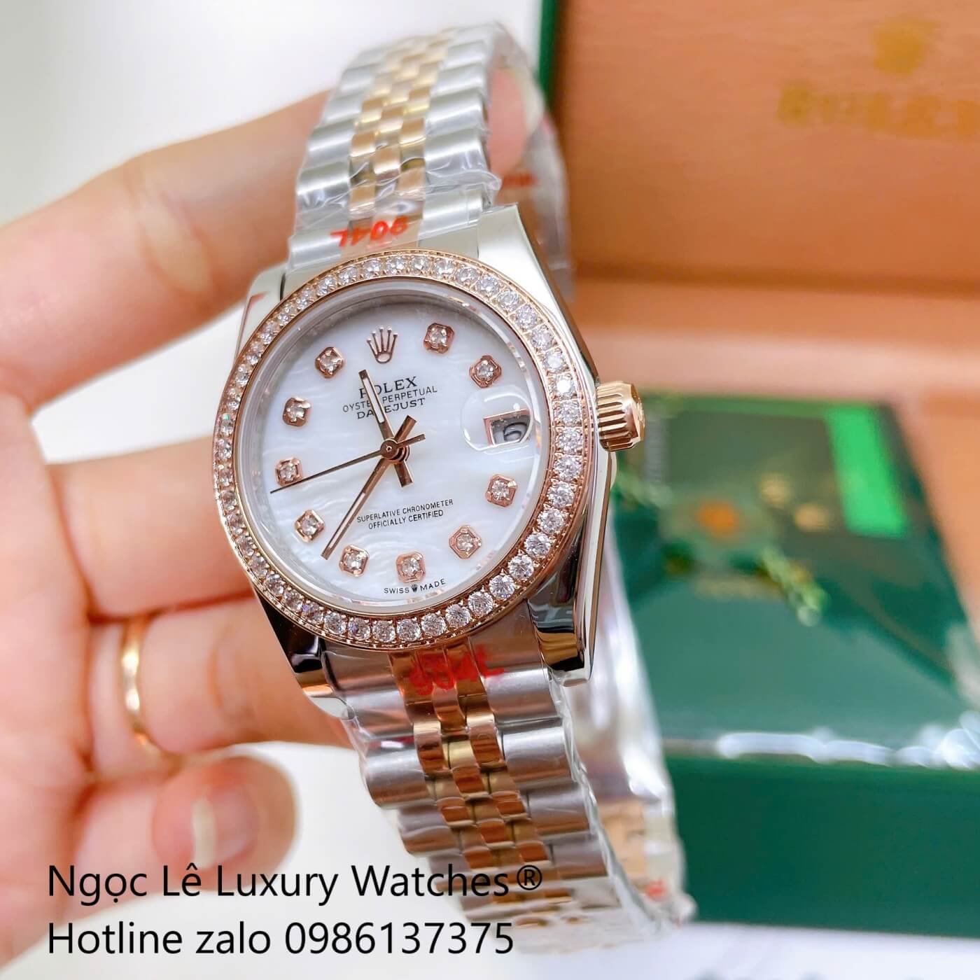 Đồng Hồ Rolex Datejust Nữ Dây Thép Demi Rose Mặt Xà Cừ Trắng Niềng Đính Đá Size 31mm - Quartz