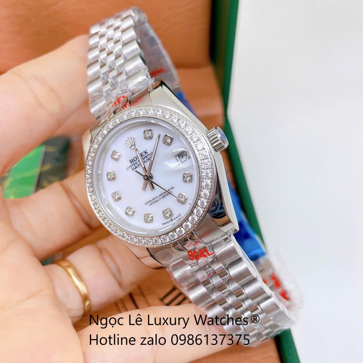 Đồng Hồ Rolex Datejust Nữ Dây Thép Silver Mặt Xà Cừ Trắng Niềng Đính Đá Size 31mm - Quartz