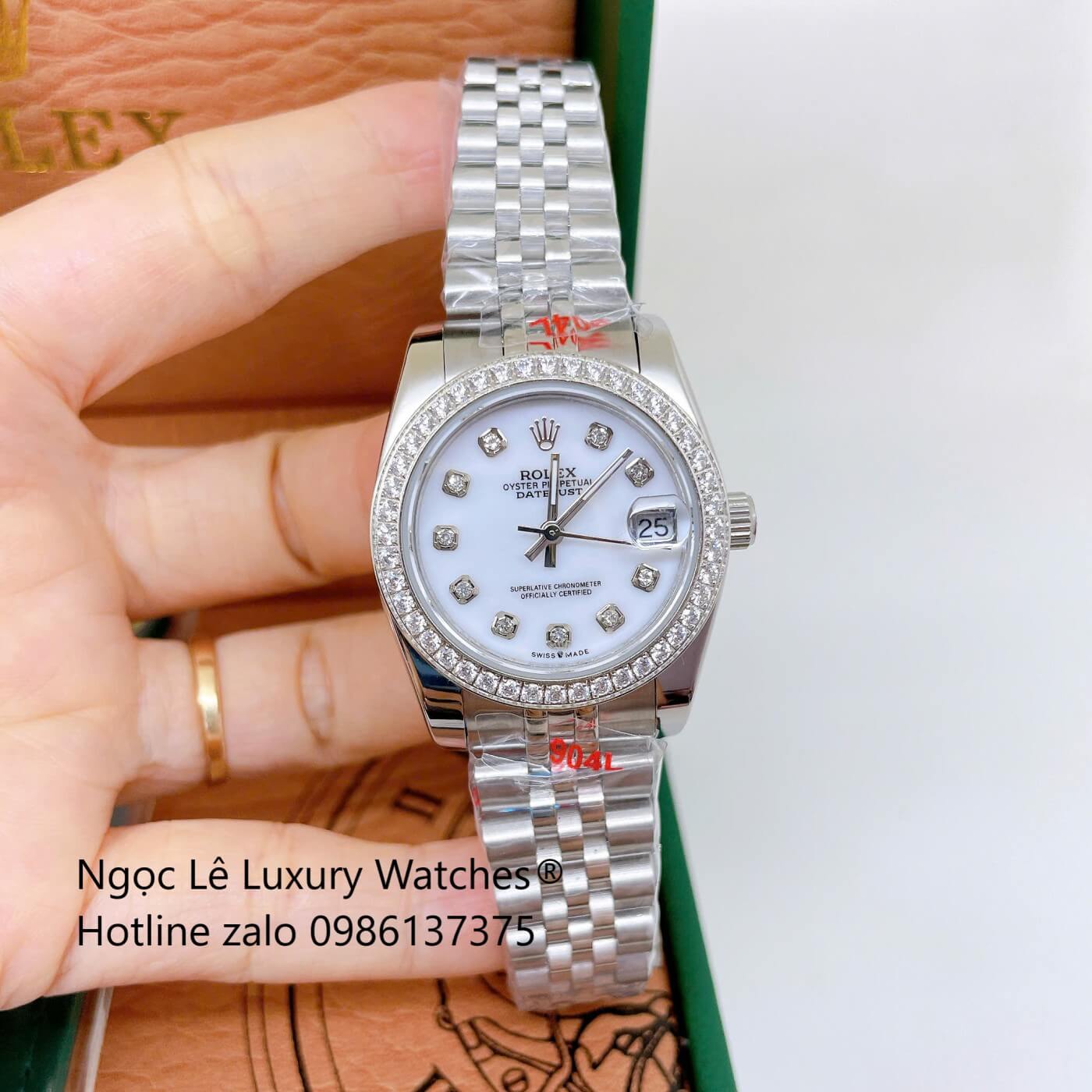 Đồng Hồ Rolex Datejust Nữ Dây Thép Silver Mặt Xà Cừ Trắng Niềng Đính Đá Size 31mm - Quartz