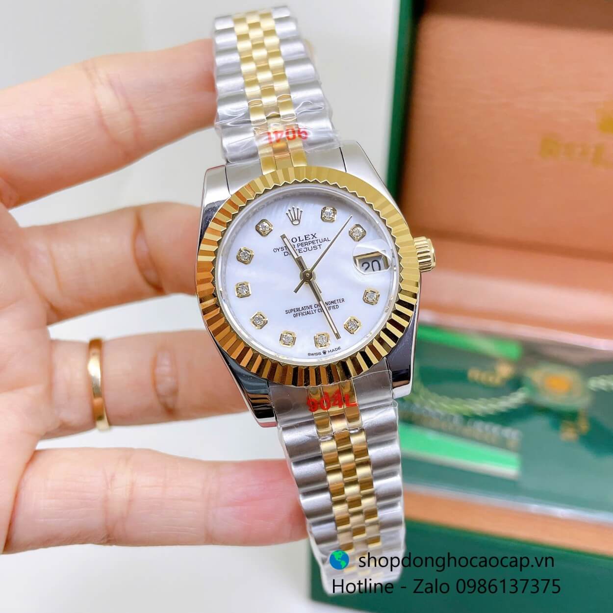 Đồng Hồ Rolex Datejust Nữ Máy Pin Dây Kim Loại Demi Vàng Mặt Trắng Xà Cừ Niềng Khía Size 31mm