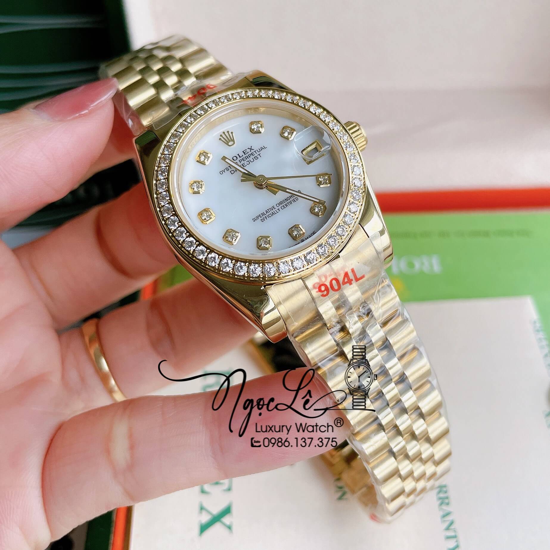 Đồng Hồ Nữ Rolex Datejust Pin Màu Vàng Mặt Trắng Xà Cừ Đính Đá Size 32mm Full Box