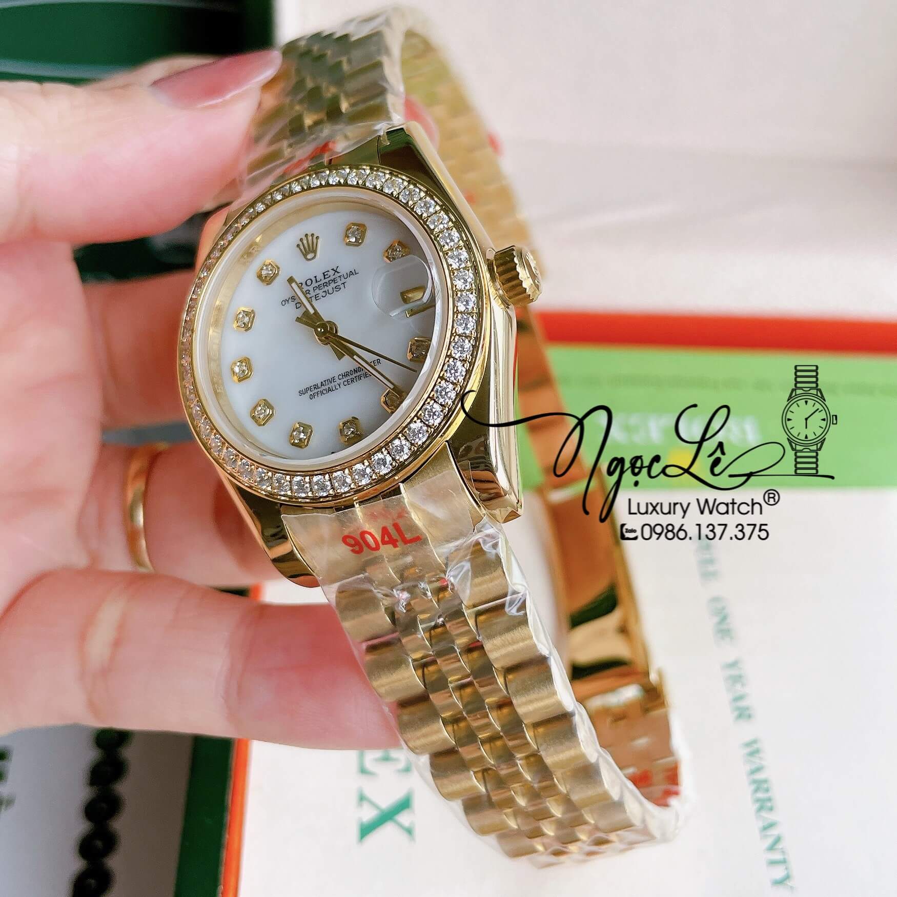 Đồng Hồ Nữ Rolex Datejust Pin Màu Vàng Mặt Trắng Xà Cừ Đính Đá Size 32mm Full Box
