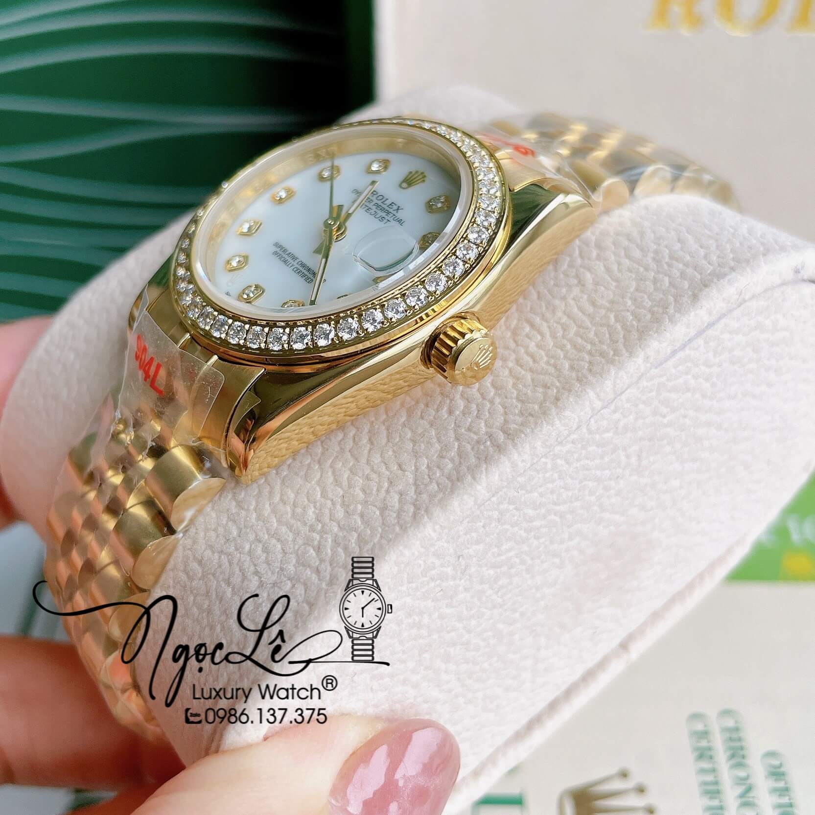 Đồng Hồ Nữ Rolex Datejust Pin Màu Vàng Mặt Trắng Xà Cừ Đính Đá Size 32mm Full Box
