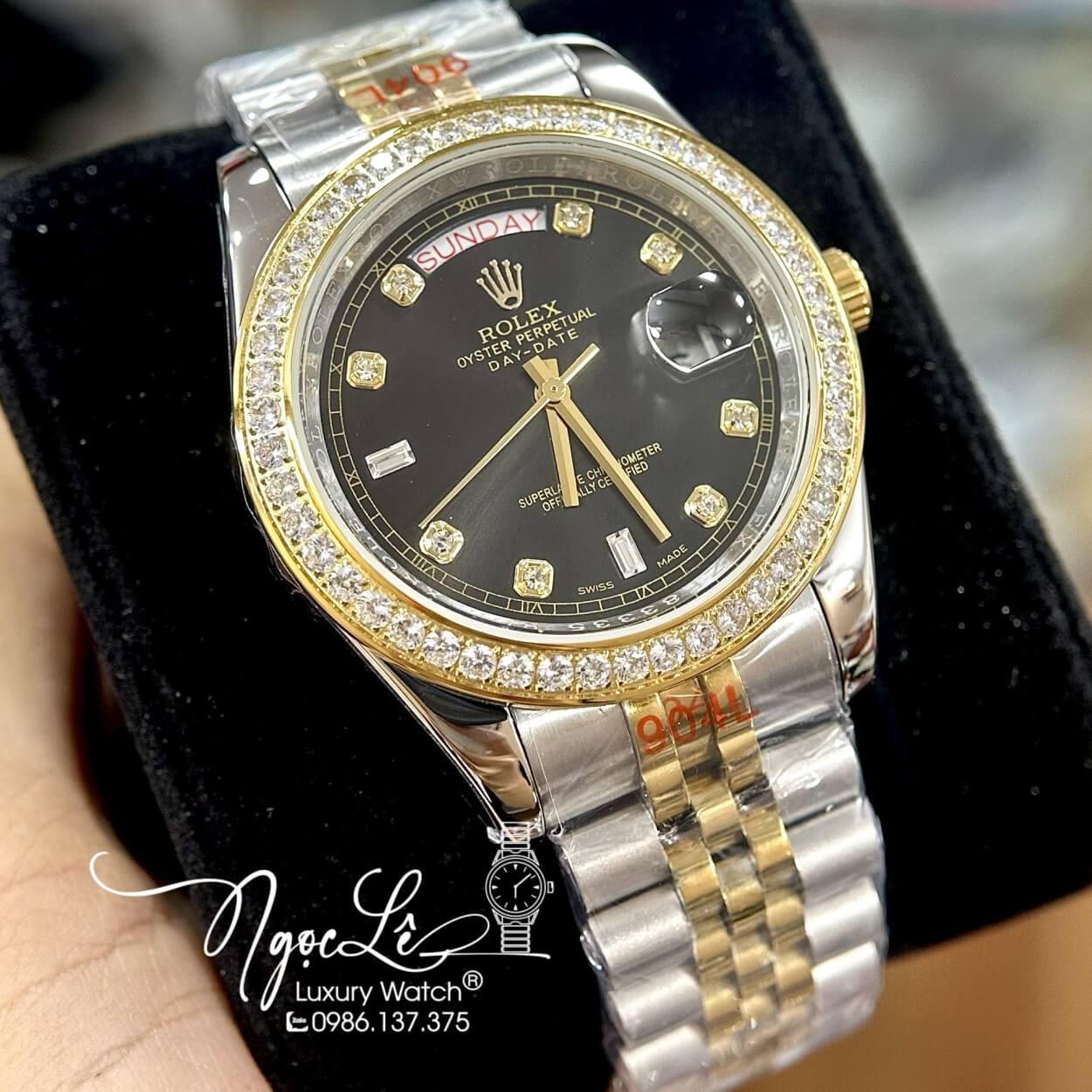 Đồng Hồ Rolex Day-Date Tự Động Dây Kim Loại Demi Vàng Mặt Đen Viền Đá Size 41mm