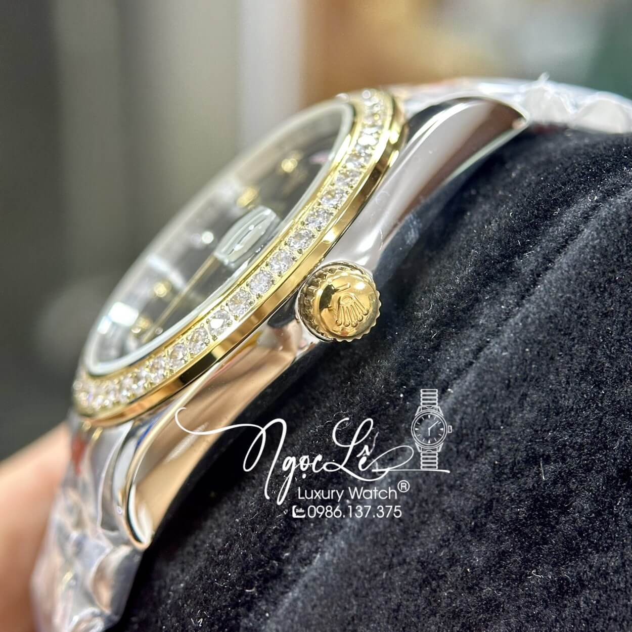 Đồng Hồ Rolex Day-Date Tự Động Dây Kim Loại Demi Vàng Mặt Đen Viền Đá Size 41mm
