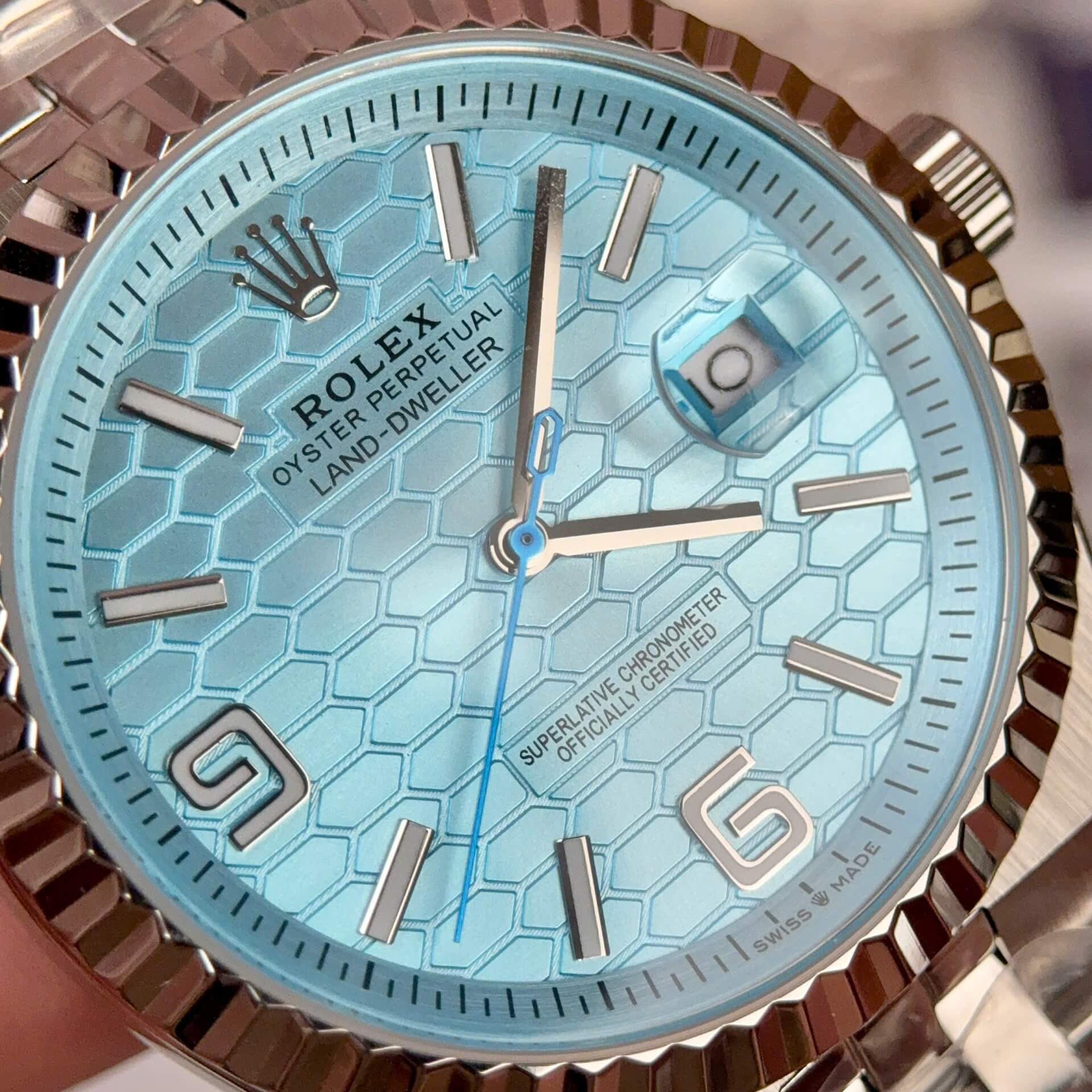 Đồng Hồ Rolex Land-Dweller Dây Kim Loại Bạc Mặt Xanh Dương Nhạt Size 40mm Vành Khía