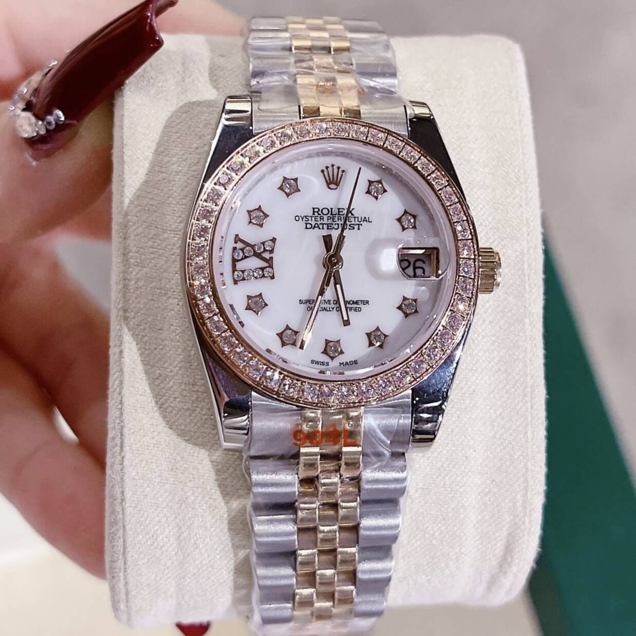 Đồng Hồ Nữ Rolex Datejust Pin Dây Kim Loại Demi Rose Mặt Xà Cừ Đính Đá Size 32mm