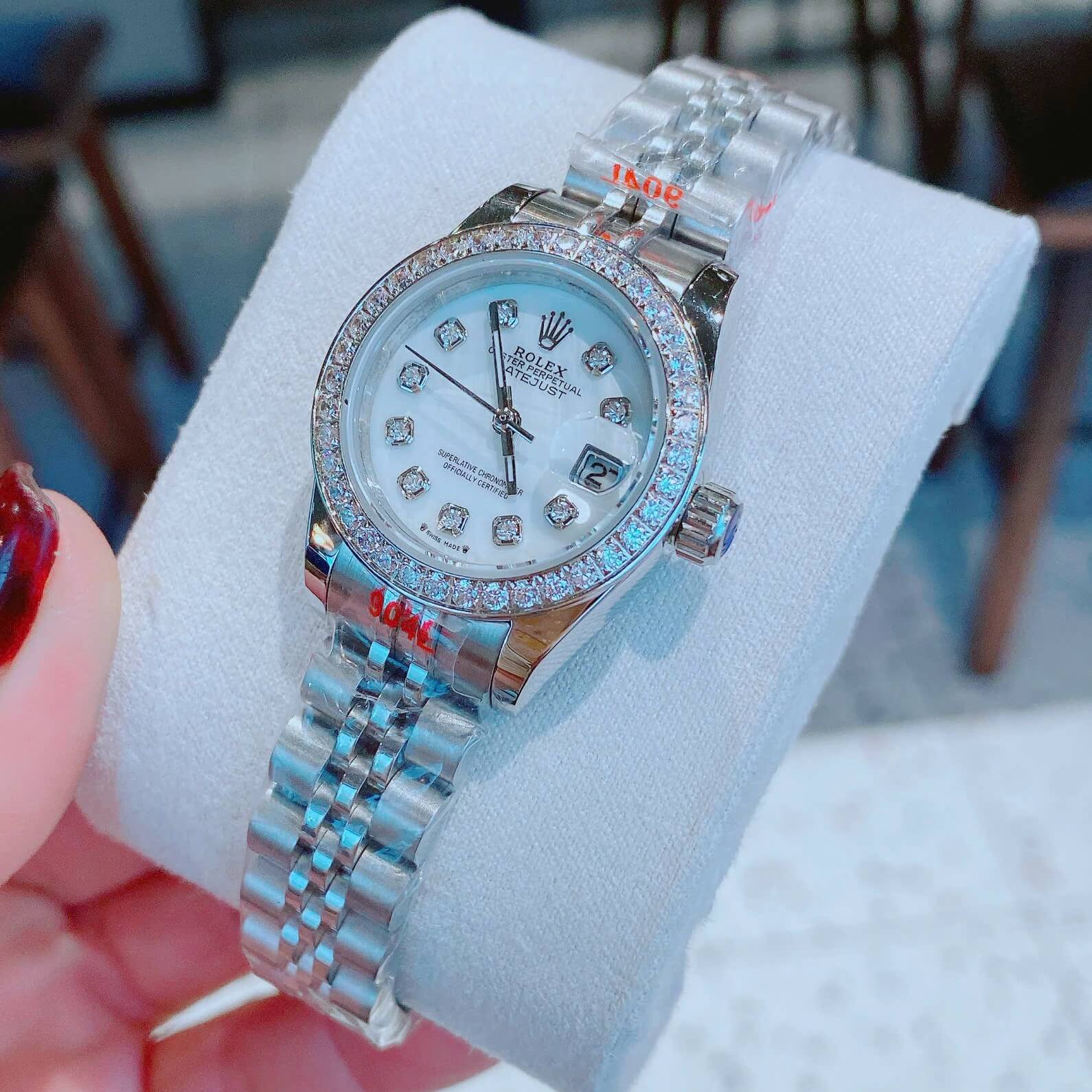 Đồng Hồ Nữ RoLex Datejust Máy Pin Size 28mm – Dây Bạc Mặt Trắng Xà Cừ Viền Đính Đá