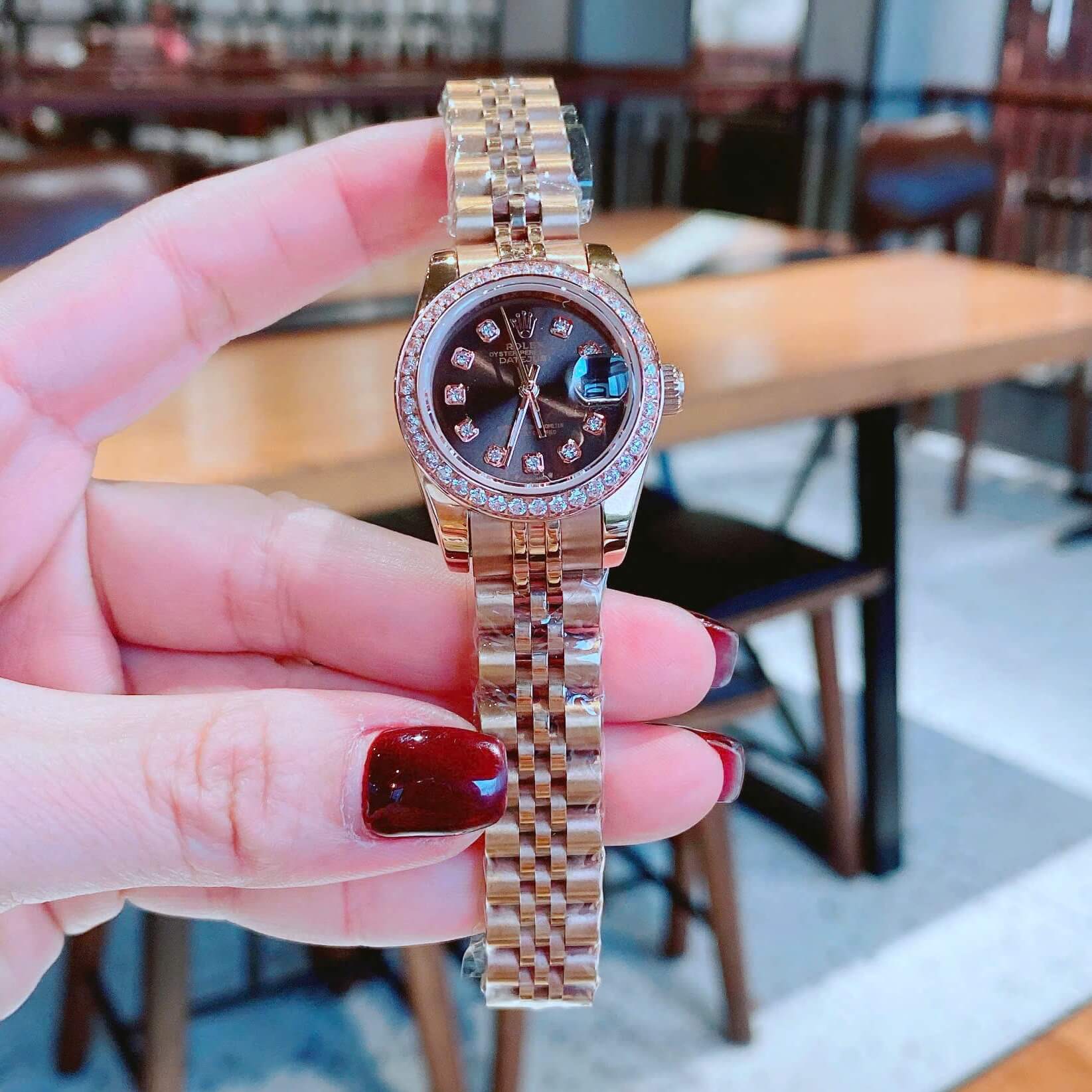 Đồng Hồ Nữ RoLex Datejust Máy Pin Size 28mm – Màu Vàng Hồng Mặt Nâu Viền Đá