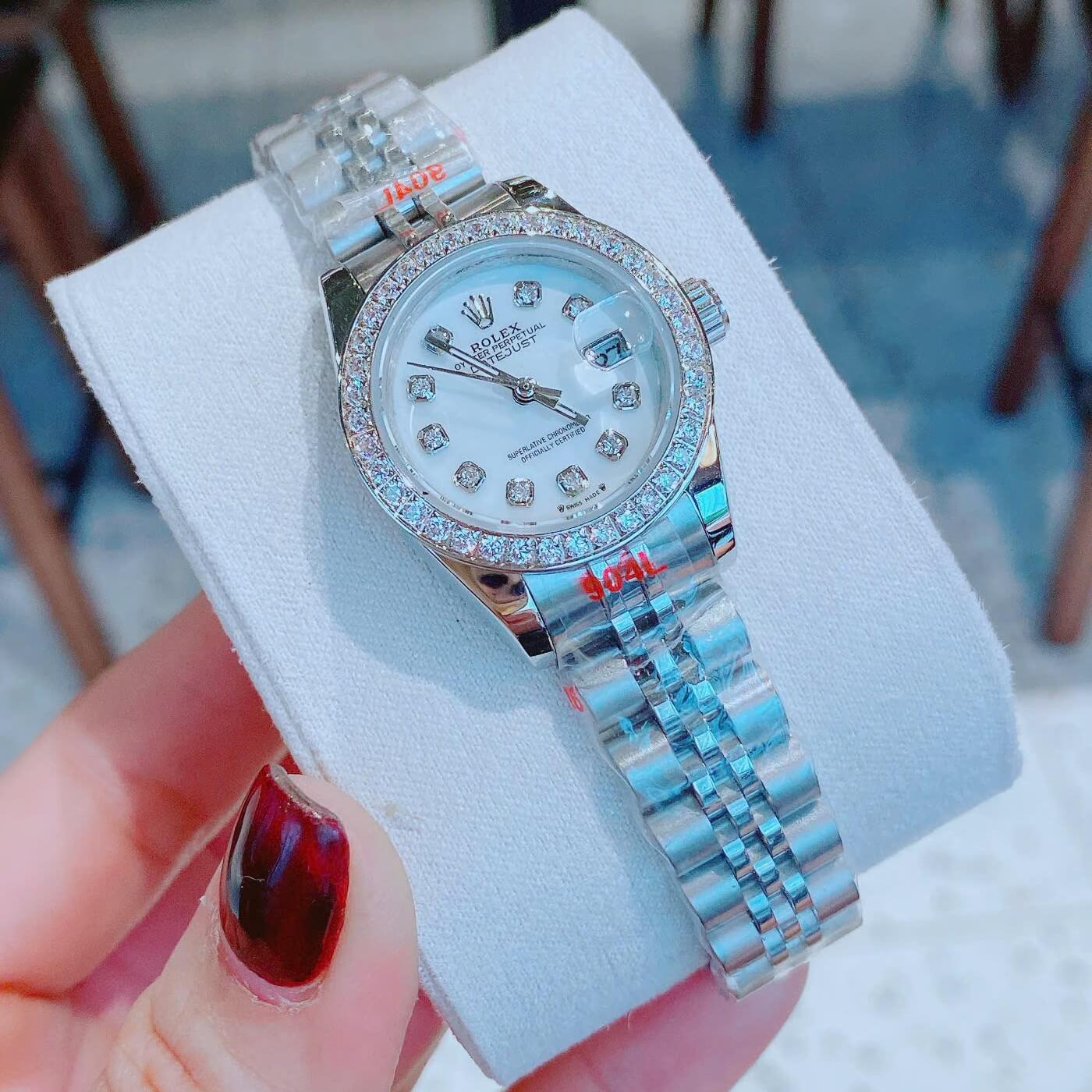 Đồng Hồ Nữ RoLex Datejust Máy Pin Size 28mm – Dây Bạc Mặt Trắng Xà Cừ Viền Đính Đá