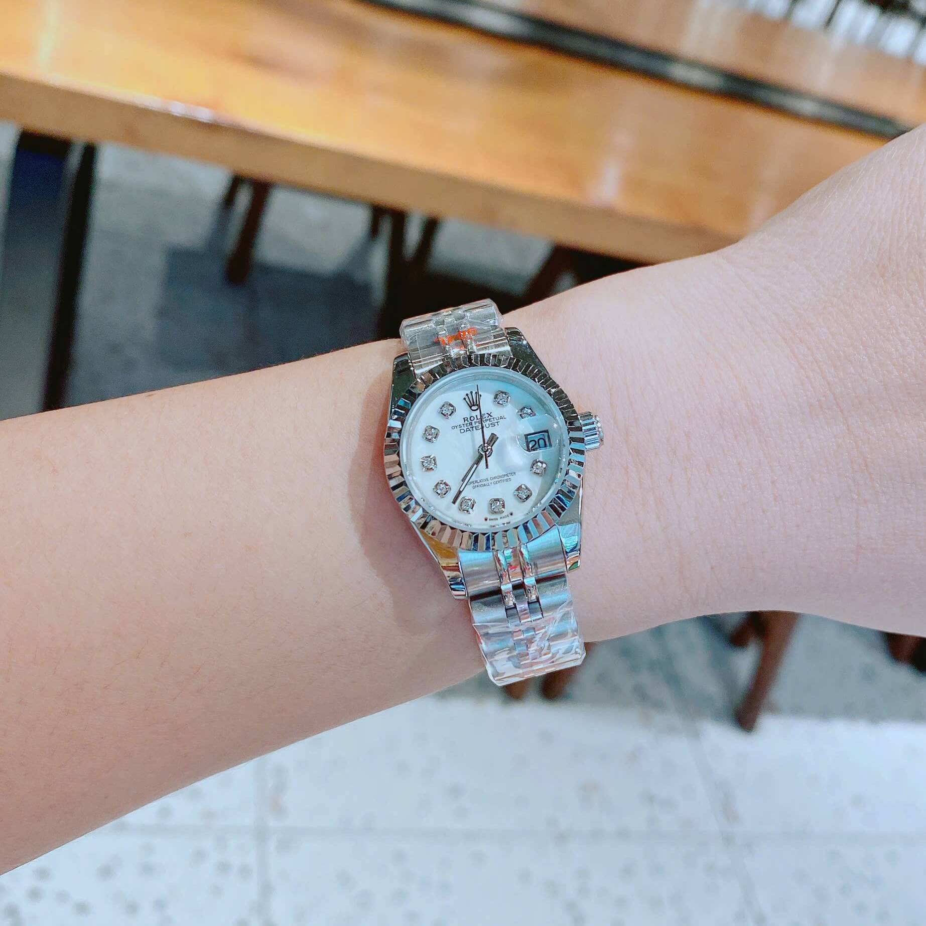 Đồng Hồ Nữ RoLex Datejust Máy Pin Size 28mm – Màu Bạc Mặt Trắng Xà Cừ Vành Khía