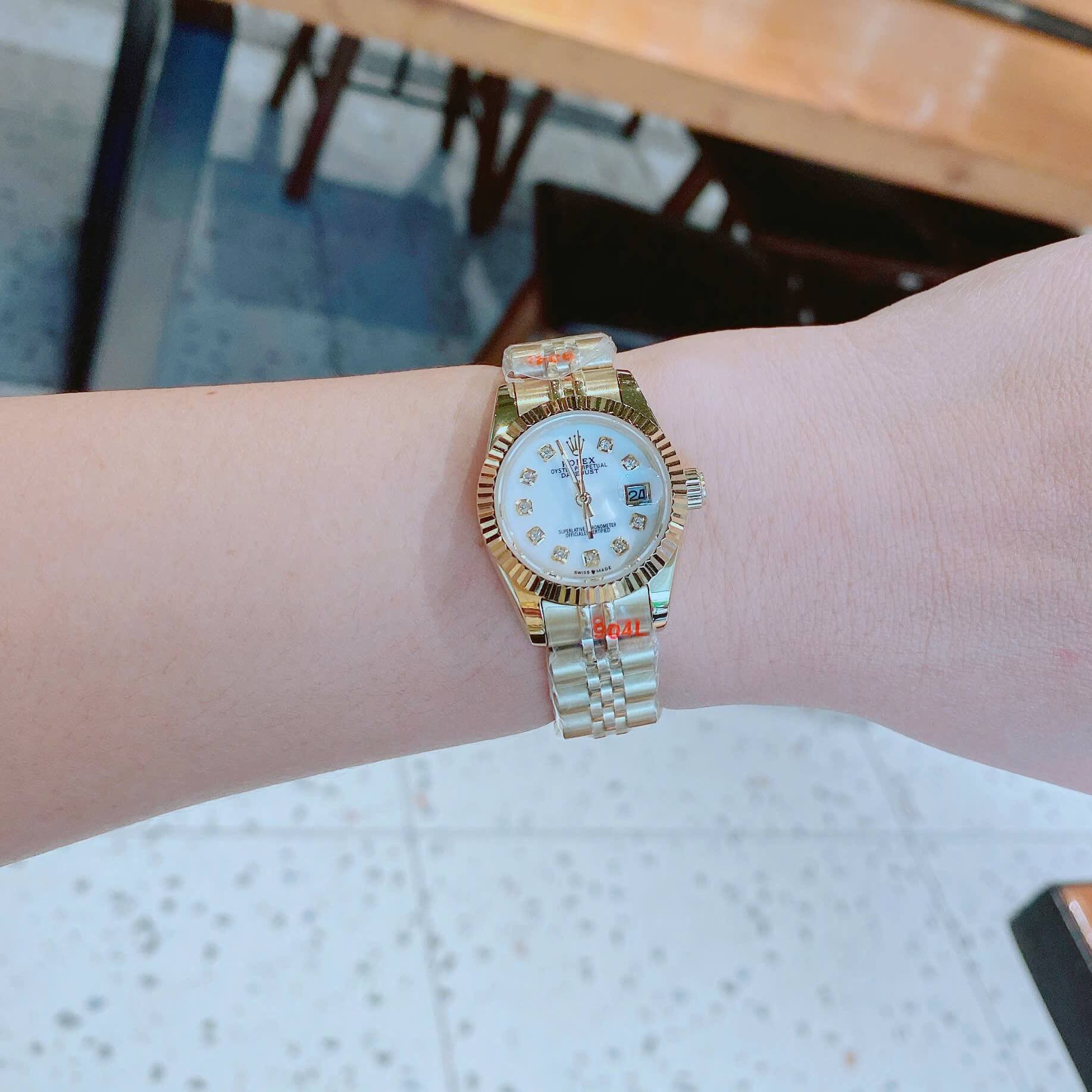 Đồng Hồ Nữ RoLex Datejust Máy Pin Size 28mm – Màu Vàng Gold Mặt Trắng Xà Cừ Vành Khía