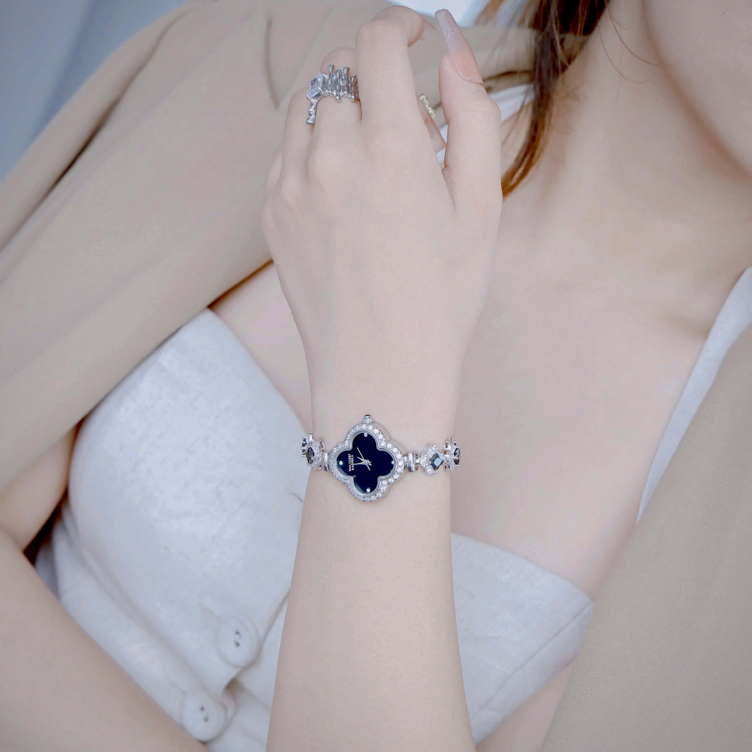 Đồng Hồ Van Cleef & Arpels Nữ Dây Lắc Tay Cỏ 4 Lá Vỏ Bạc Hoa Đen Size 27mm
