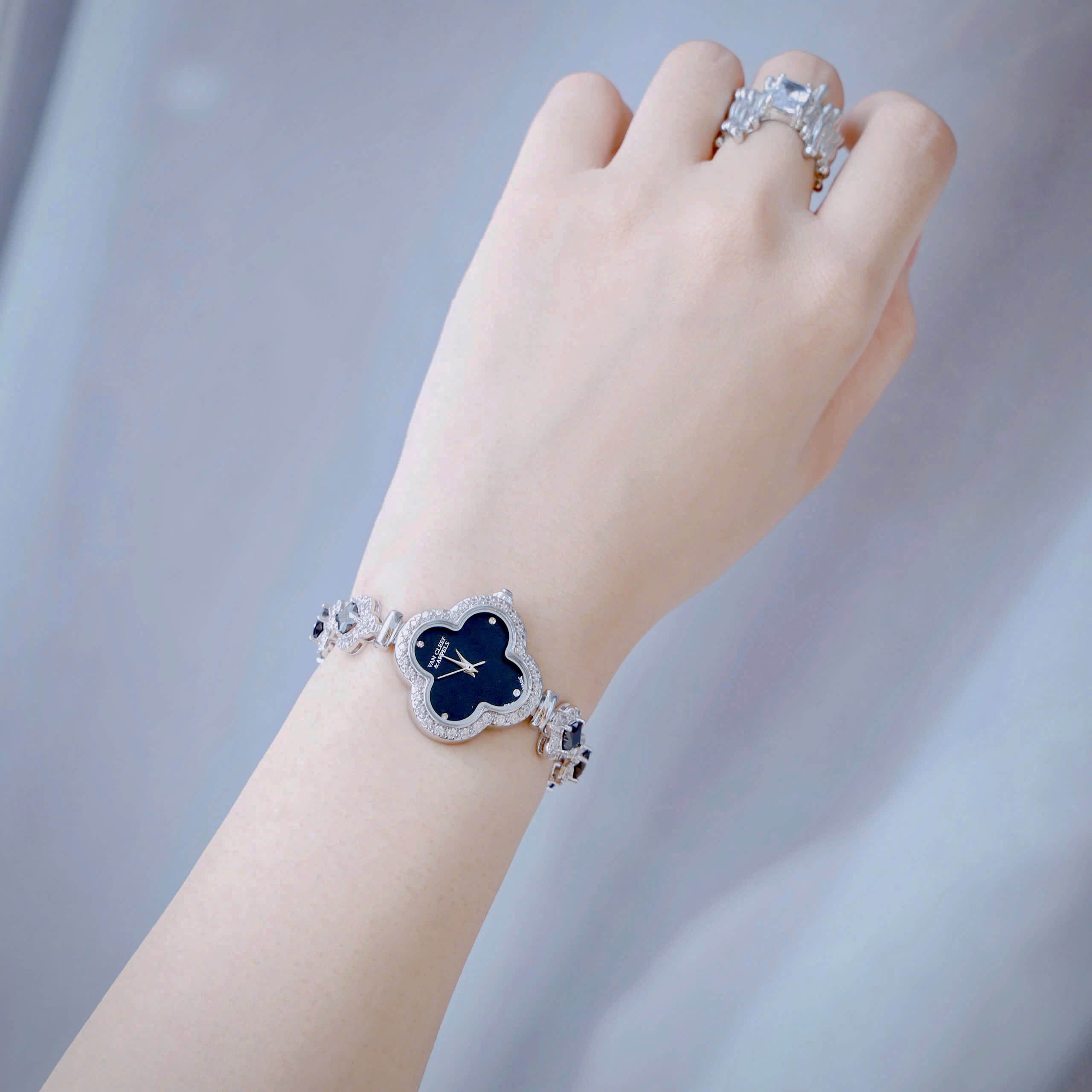 Đồng Hồ Van Cleef & Arpels Nữ Dây Lắc Tay Cỏ 4 Lá Vỏ Bạc Hoa Đen Size 27mm