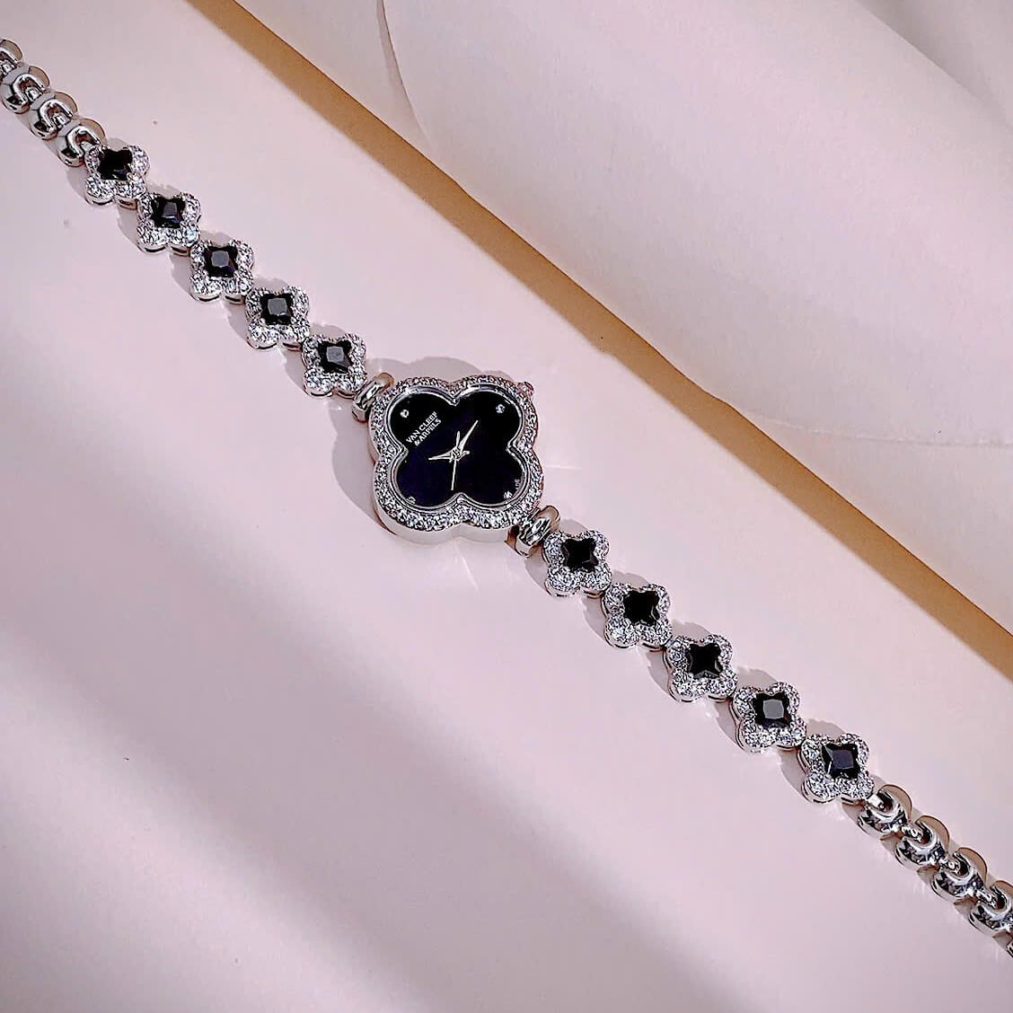 Đồng Hồ Van Cleef & Arpels Nữ Dây Lắc Tay Cỏ 4 Lá Vỏ Bạc Hoa Đen Size 27mm