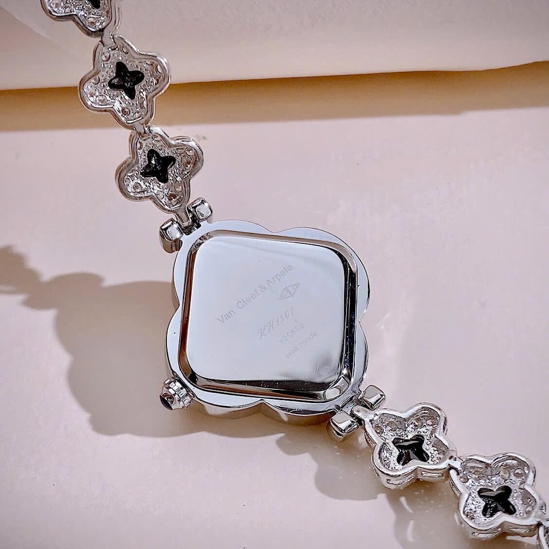 Đồng Hồ Van Cleef & Arpels Nữ Dây Lắc Tay Cỏ 4 Lá Vỏ Bạc Hoa Đen Size 27mm