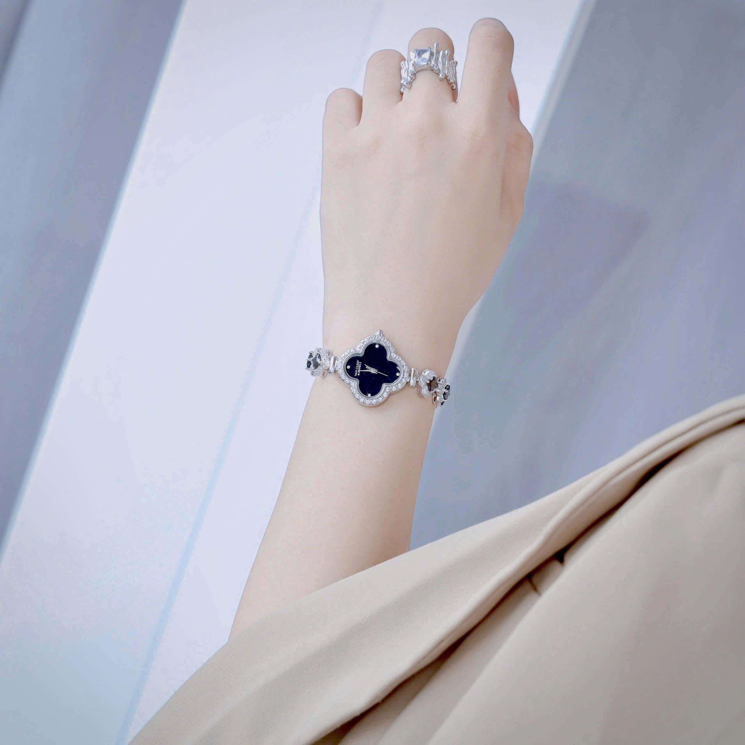 Đồng Hồ Van Cleef & Arpels Nữ Dây Lắc Tay Cỏ 4 Lá Vỏ Bạc Hoa Đen Size 27mm