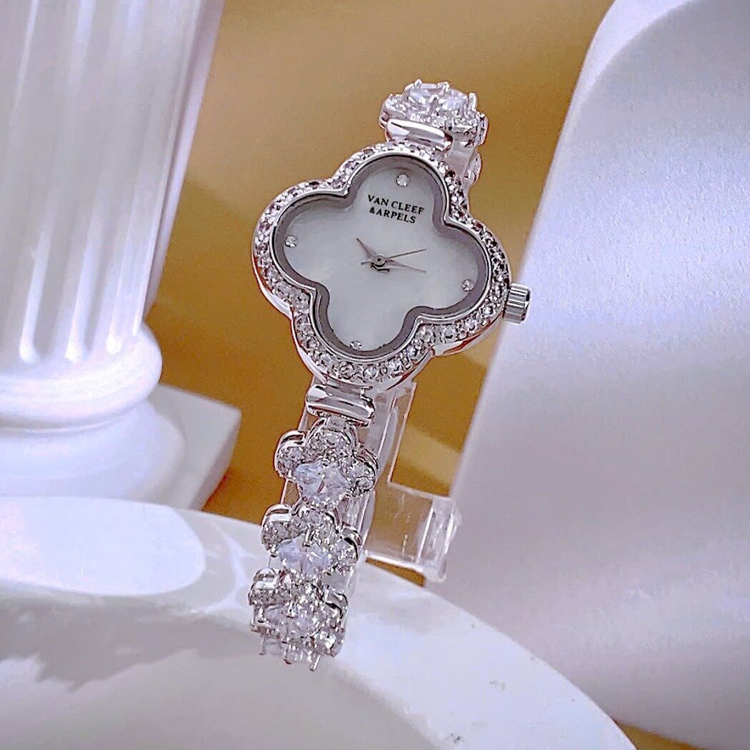 Đồng Hồ Van Cleef & Arpels Nữ Dây Lắc Tay Cỏ 4 Lá Vỏ Bạc Hoa Trắng Xà Cừ Size 27mm