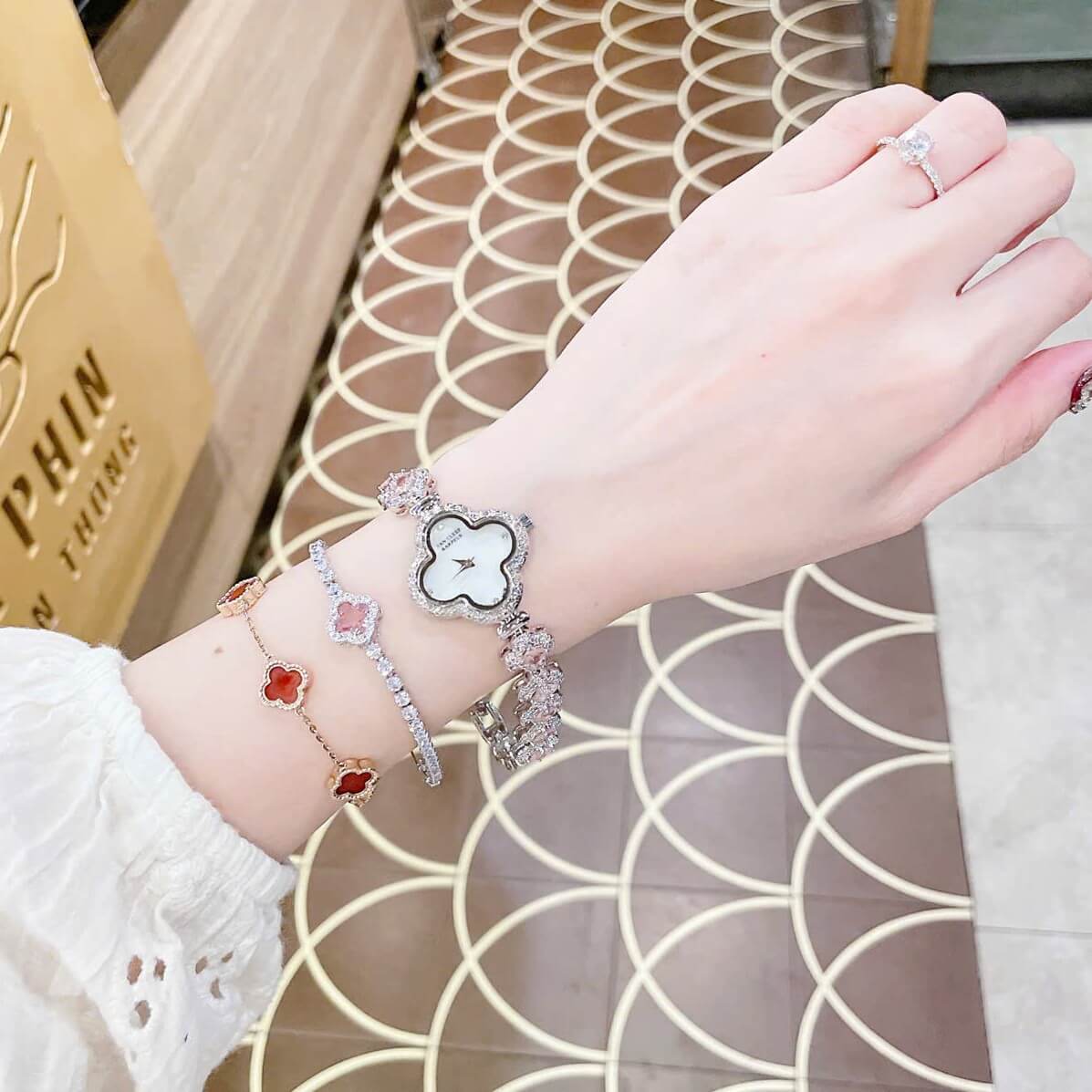 Đồng Hồ Van Cleef & Arpels Nữ Dây Lắc Tay Cỏ 4 Lá Vỏ Bạc Hoa Trắng Xà Cừ Size 27mm