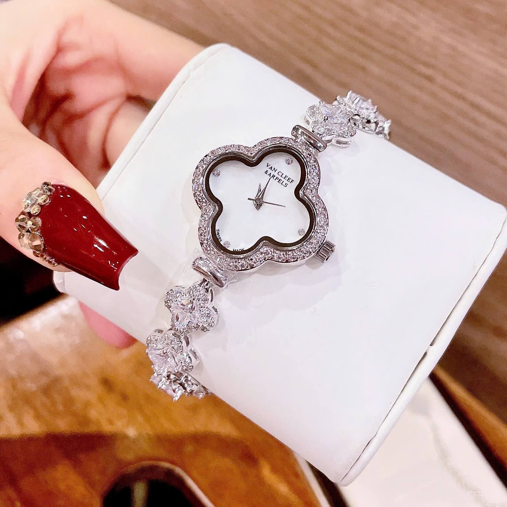 Đồng Hồ Van Cleef & Arpels Nữ Dây Lắc Tay Cỏ 4 Lá Vỏ Bạc Hoa Trắng Xà Cừ Size 27mm