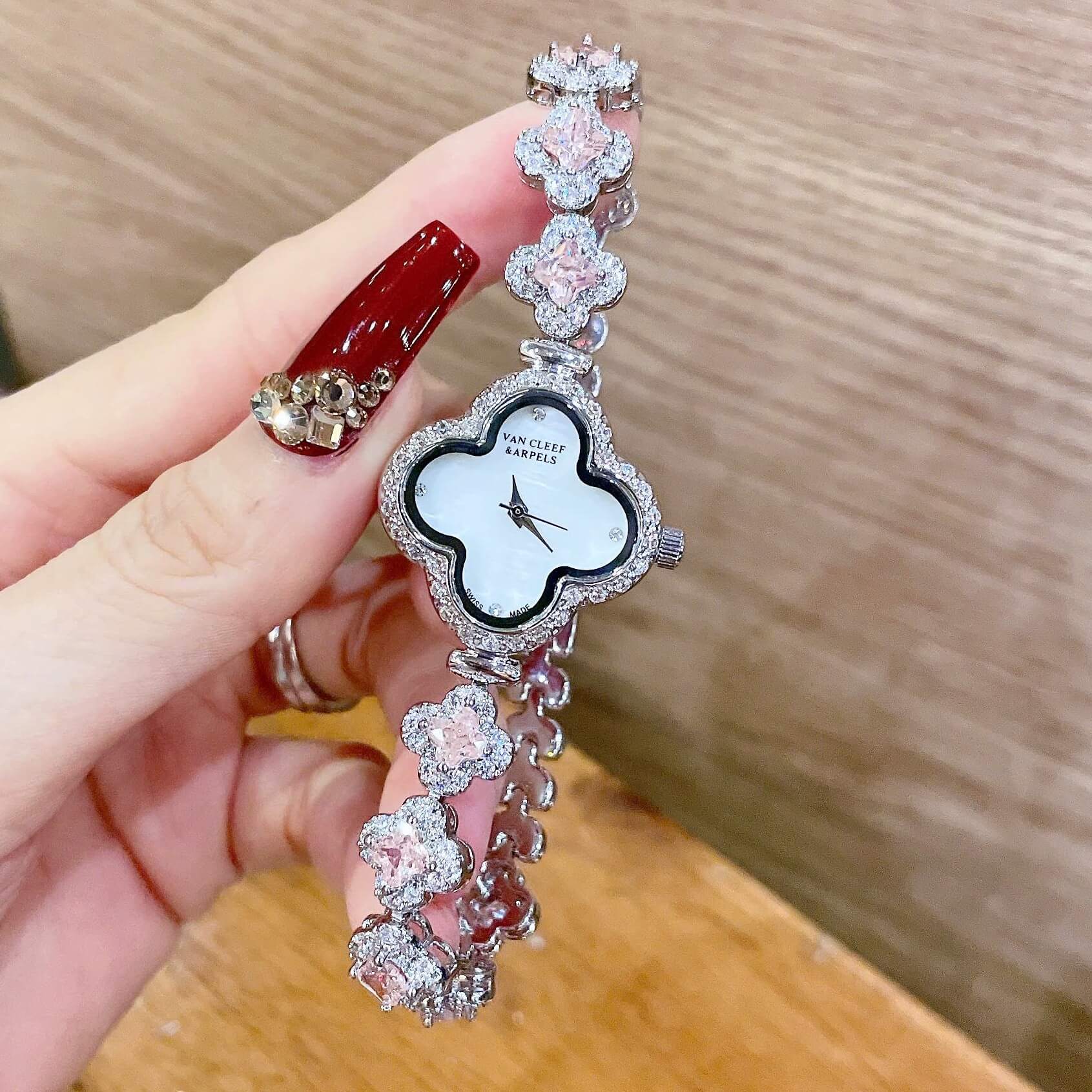 Đồng Hồ Van Cleef & Arpels Nữ Dây Lắc Tay Cỏ 4 Lá Vỏ Bạc Hoa Trắng Xà Cừ Size 27mm