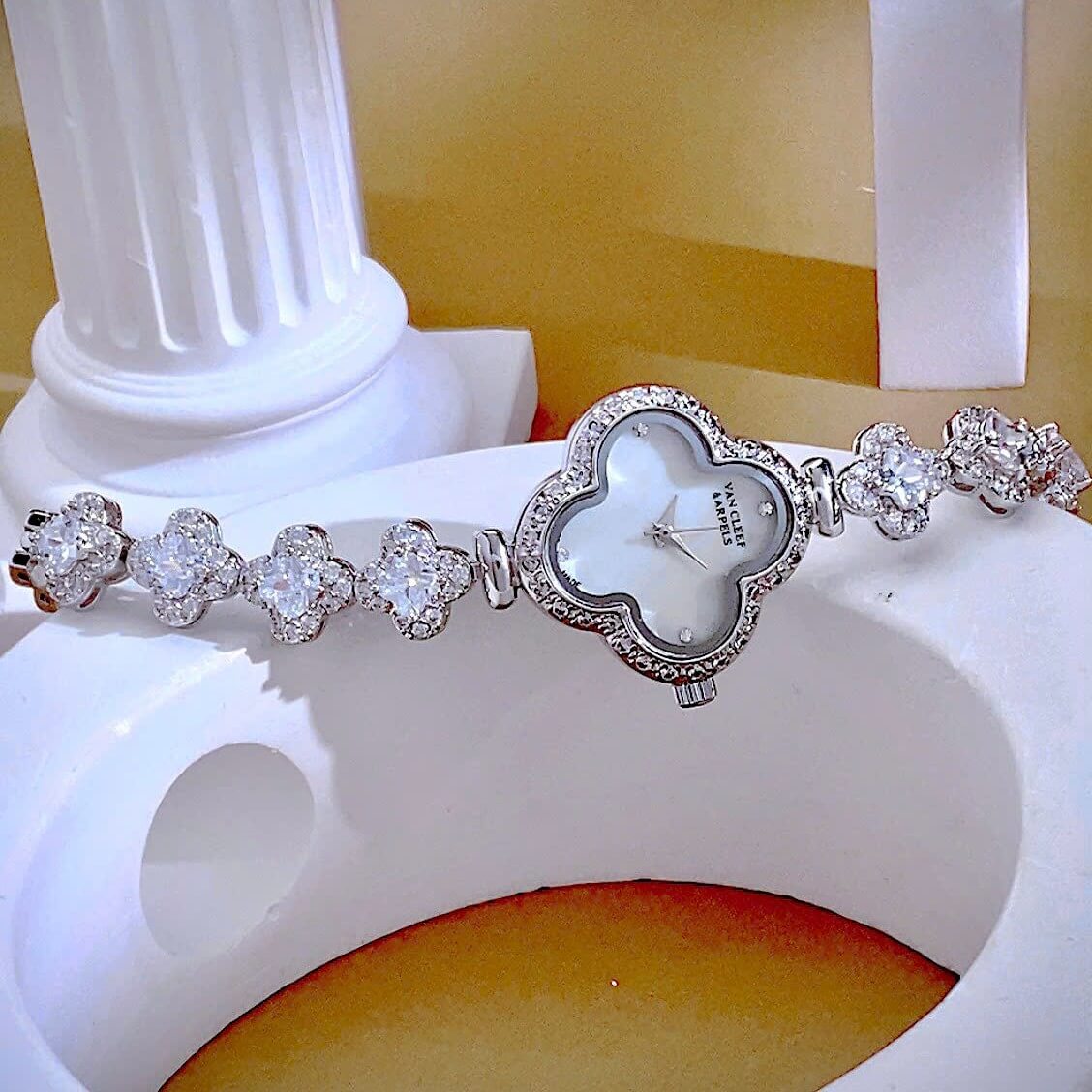 Đồng Hồ Van Cleef & Arpels Nữ Dây Lắc Tay Cỏ 4 Lá Vỏ Bạc Hoa Trắng Xà Cừ Size 27mm