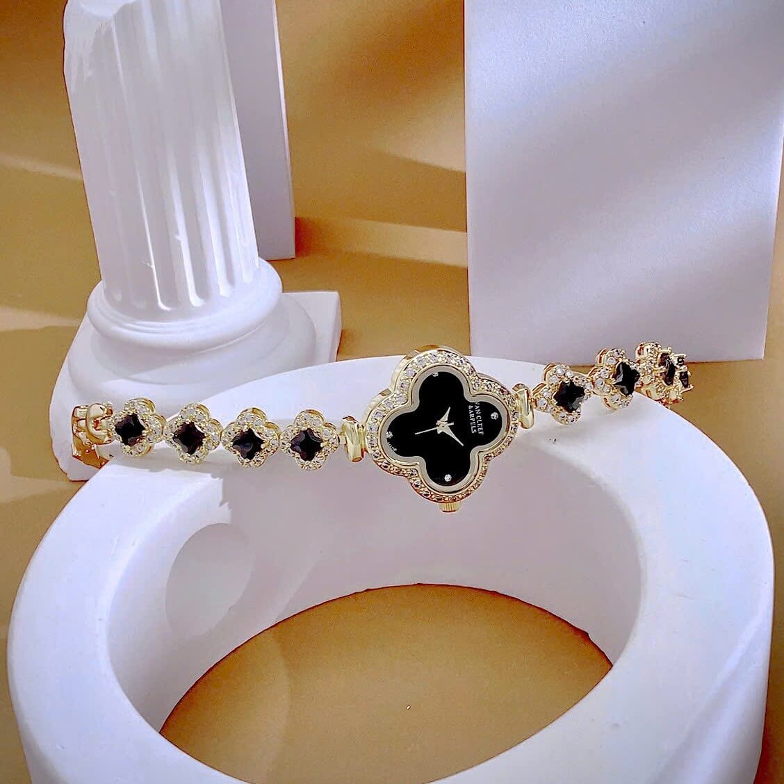 Đồng Hồ Van Cleef & Arpels Nữ Dây Lắc Tay Cỏ 4 Lá Vỏ Vàng Hoa Đen Size 27mm