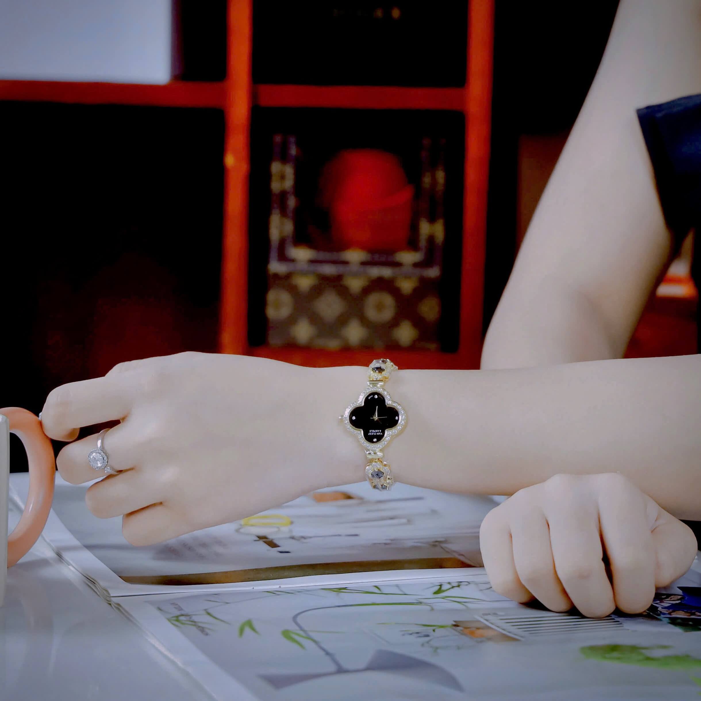 Đồng Hồ Van Cleef & Arpels Nữ Dây Lắc Tay Cỏ 4 Lá Vỏ Vàng Hoa Đen Size 27mm