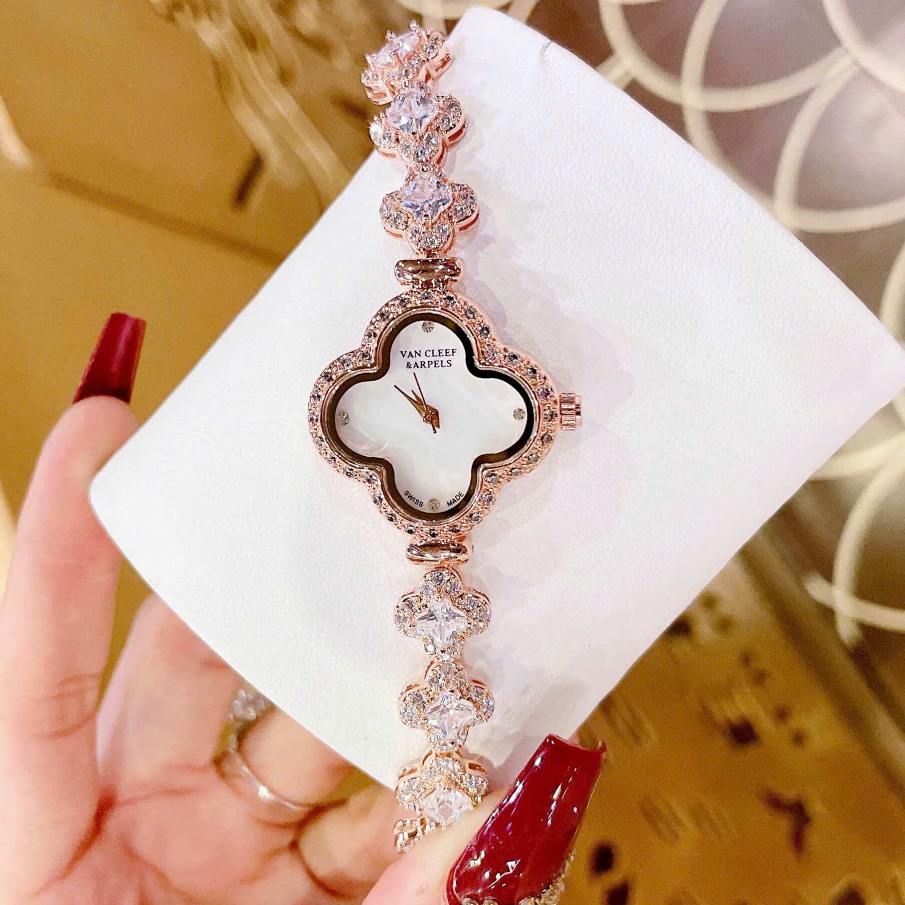 Đồng Hồ Van Cleef & Arpels Nữ Dây Lắc Tay Cỏ 4 Lá Vỏ Vàng Hồng Hoa Trắng Xà Cừ Size 27mm