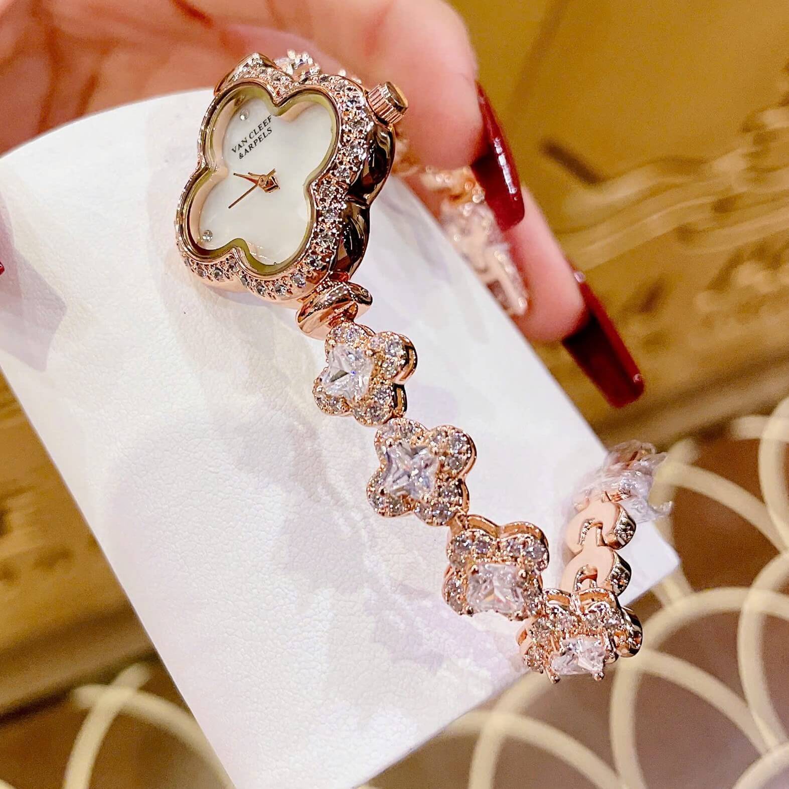 Đồng Hồ Van Cleef & Arpels Nữ Dây Lắc Tay Cỏ 4 Lá Vỏ Vàng Hồng Hoa Trắng Xà Cừ Size 27mm