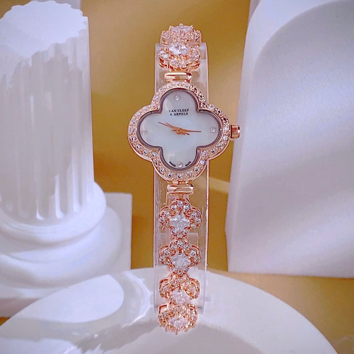 Đồng Hồ Van Cleef & Arpels Nữ Dây Lắc Tay Cỏ 4 Lá Vỏ Vàng Hồng Hoa Trắng Xà Cừ Size 27mm