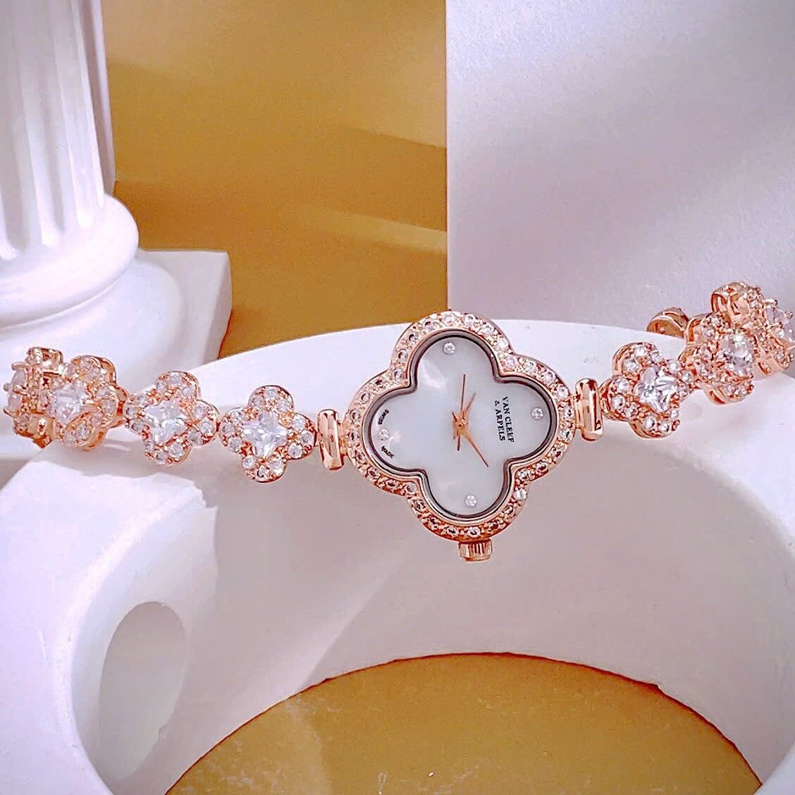 Đồng Hồ Van Cleef & Arpels Nữ Dây Lắc Tay Cỏ 4 Lá Vỏ Vàng Hồng Hoa Trắng Xà Cừ Size 27mm