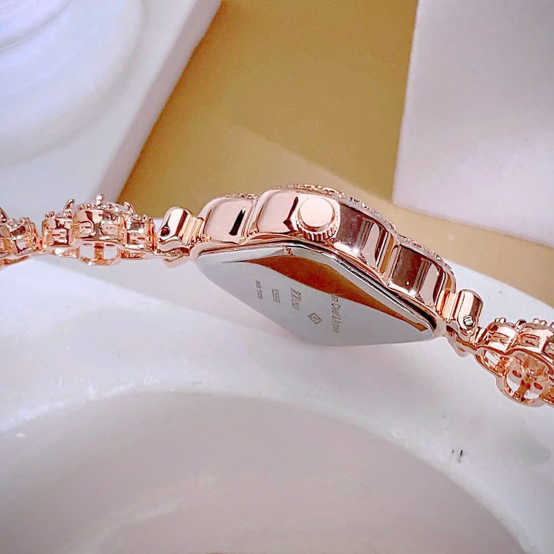 Đồng Hồ Van Cleef & Arpels Nữ Dây Lắc Tay Cỏ 4 Lá Vỏ Vàng Hồng Hoa Trắng Xà Cừ Size 27mm